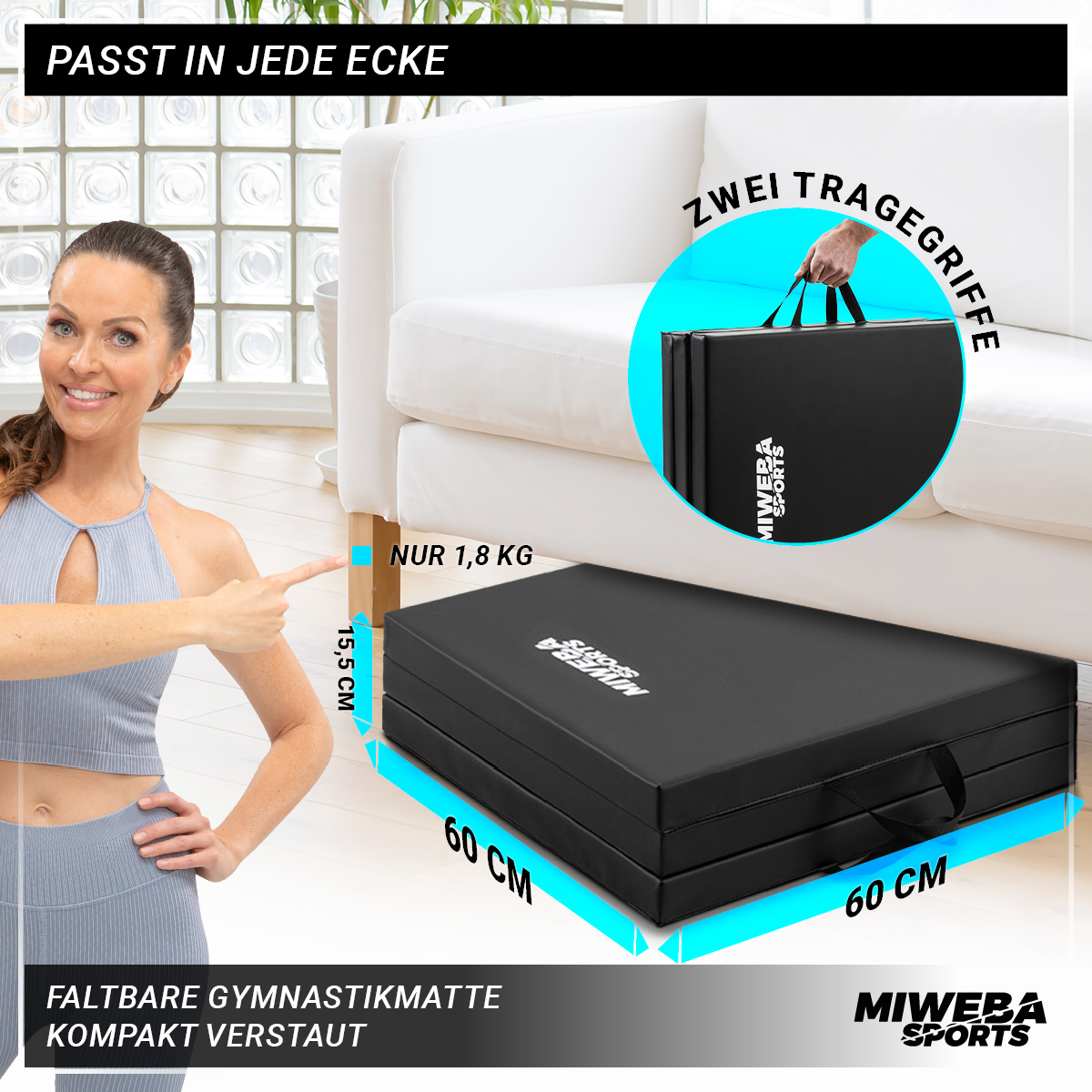 Frau zeigt auf eine gefaltete, schwarze Gymnastikmatte, mit Maßen im Bild.