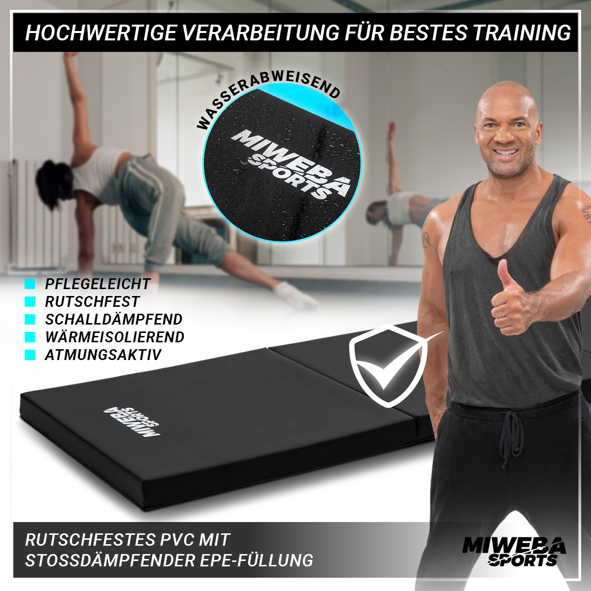 Ein Mann im Tanktop gibt einen Daumen hoch neben einer schwarzen Trainingsmatte mit Text und Logo.