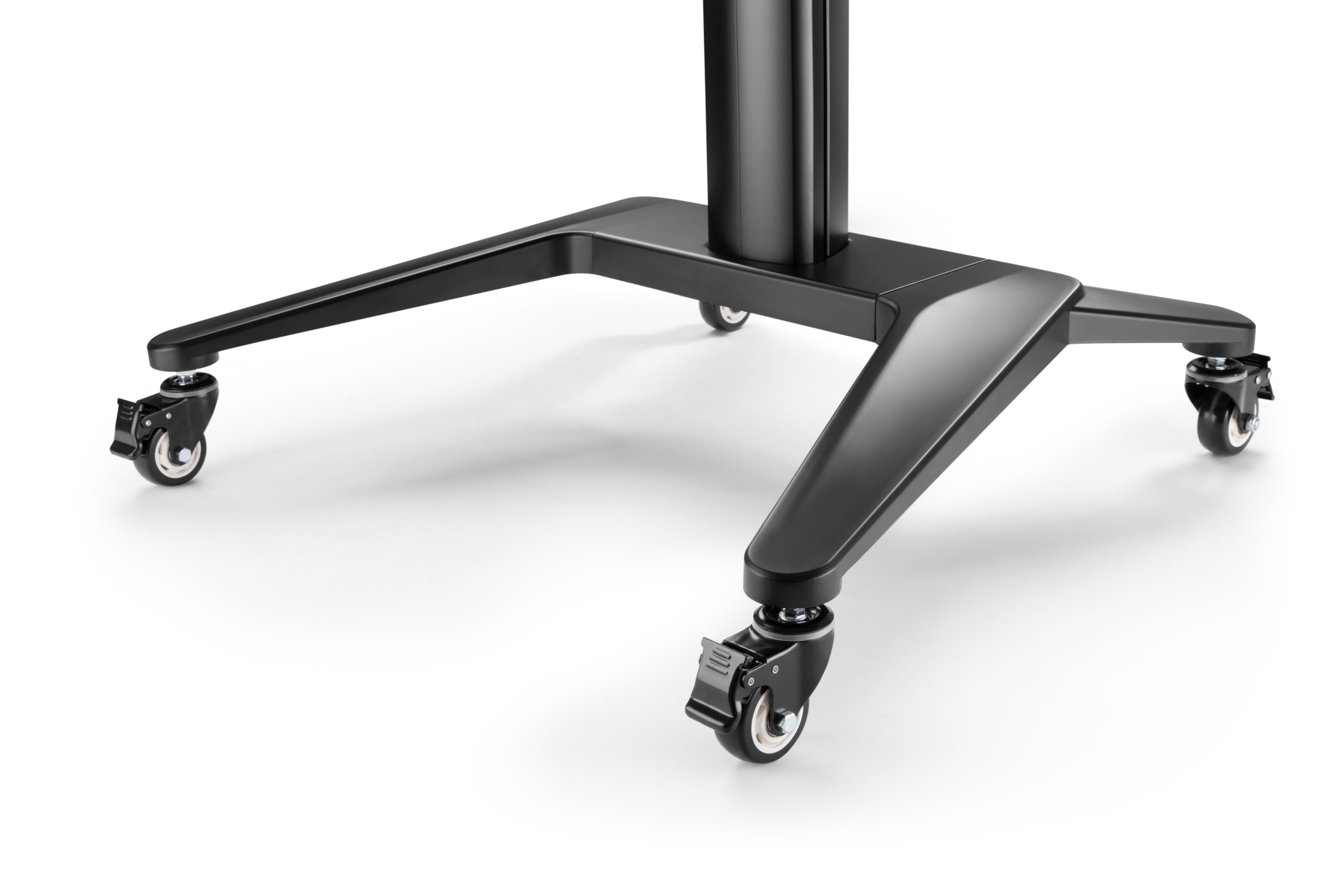 Schwarzer Metall-TV-Ständerfuß mit Rädern. Weißer Hintergrund. Modernes Design.