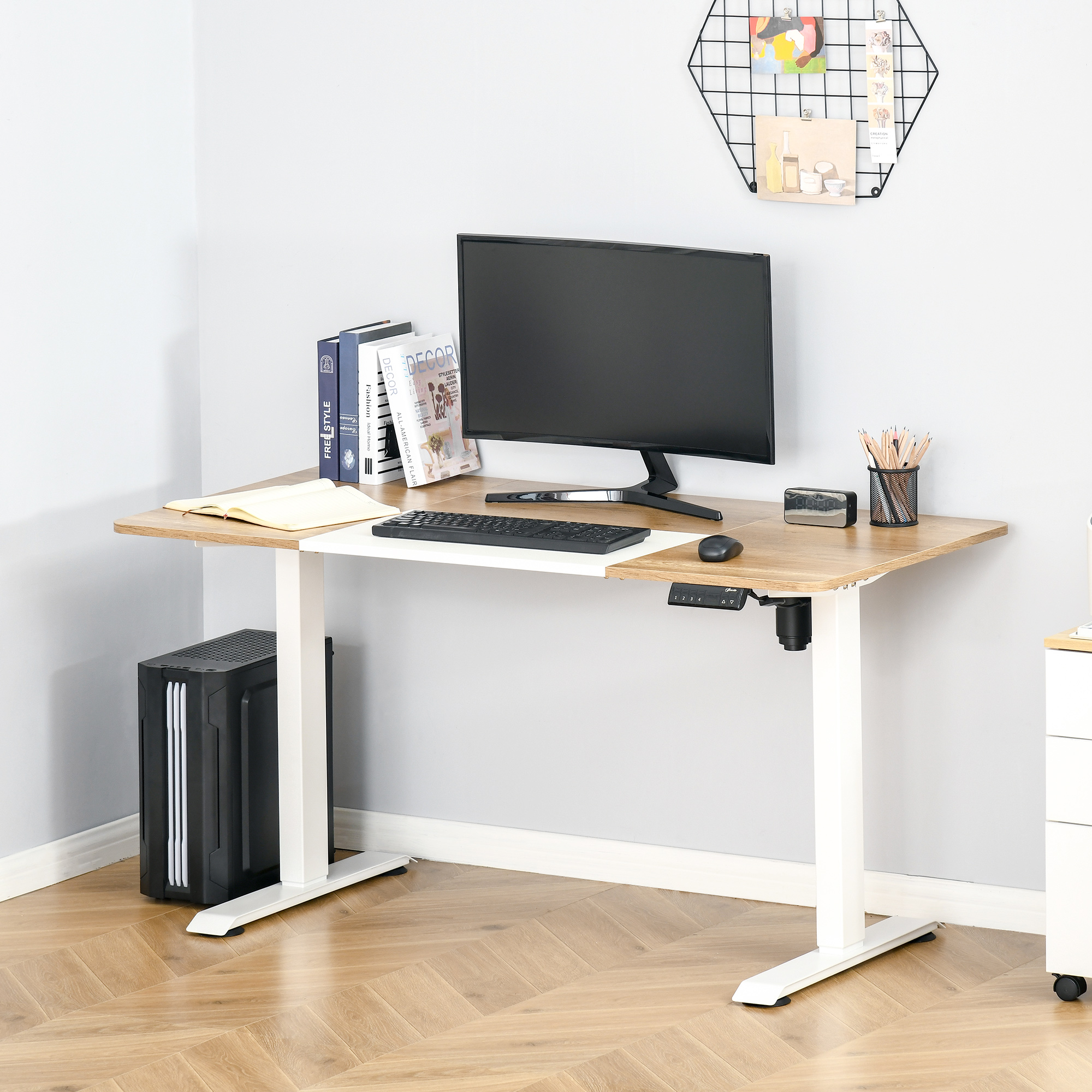 Moderner, höhenverstellbarer Schreibtisch mit Computer, Monitor und Zubehör. Weiß und Holz.