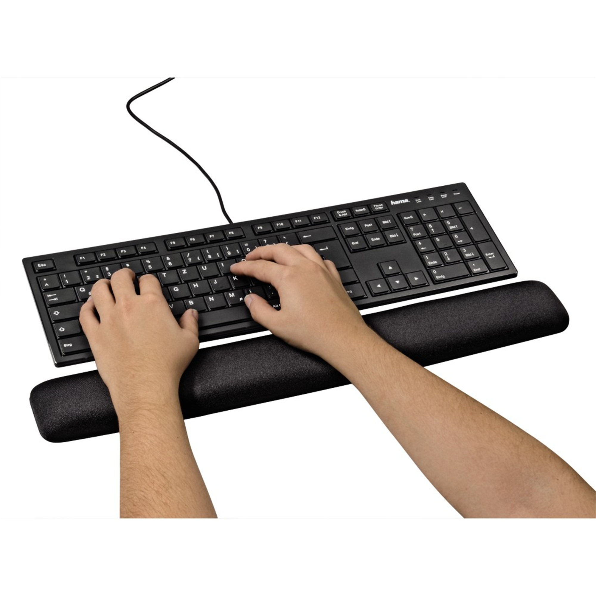 Hände tippen auf einer schwarzen Tastatur. Unter der Tastatur befindet sich eine schwarze Handgelenkauflage. Weißer Hintergrund.