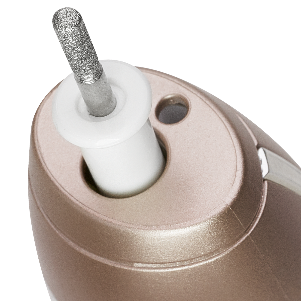 Zbliżenie na wiertło do paznokci i urządzenie. Tło jest ciemne.