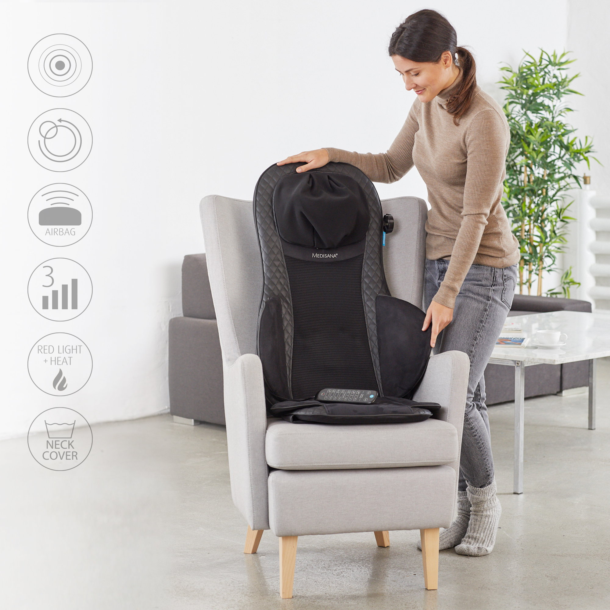Una mujer ajusta una funda de silla de masaje, con diagramas de características como calor, airbag y funda de cuello.
