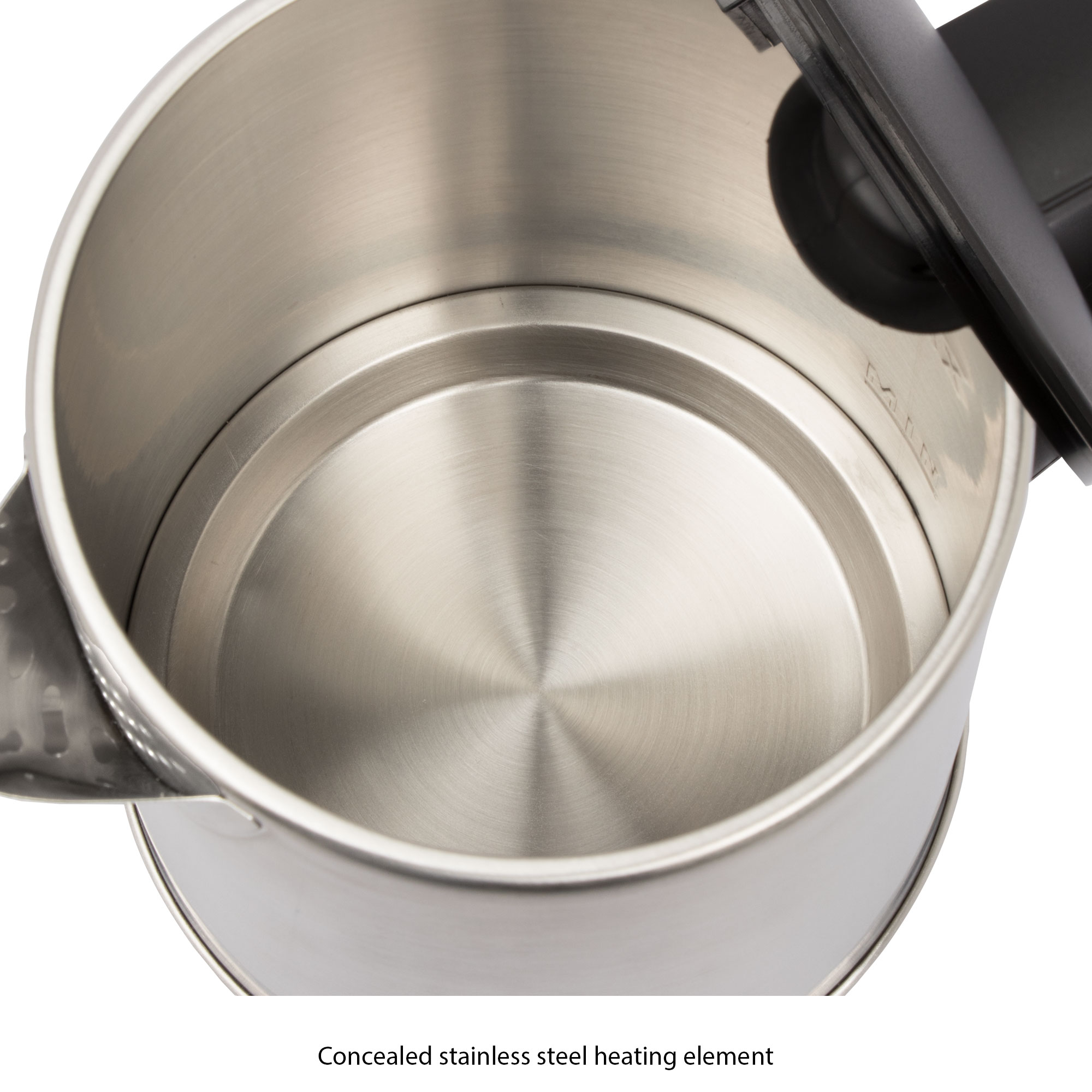 Zbliżenie wnętrza czajnika elektrycznego ze stali nierdzewnej z otwartą pokrywą.