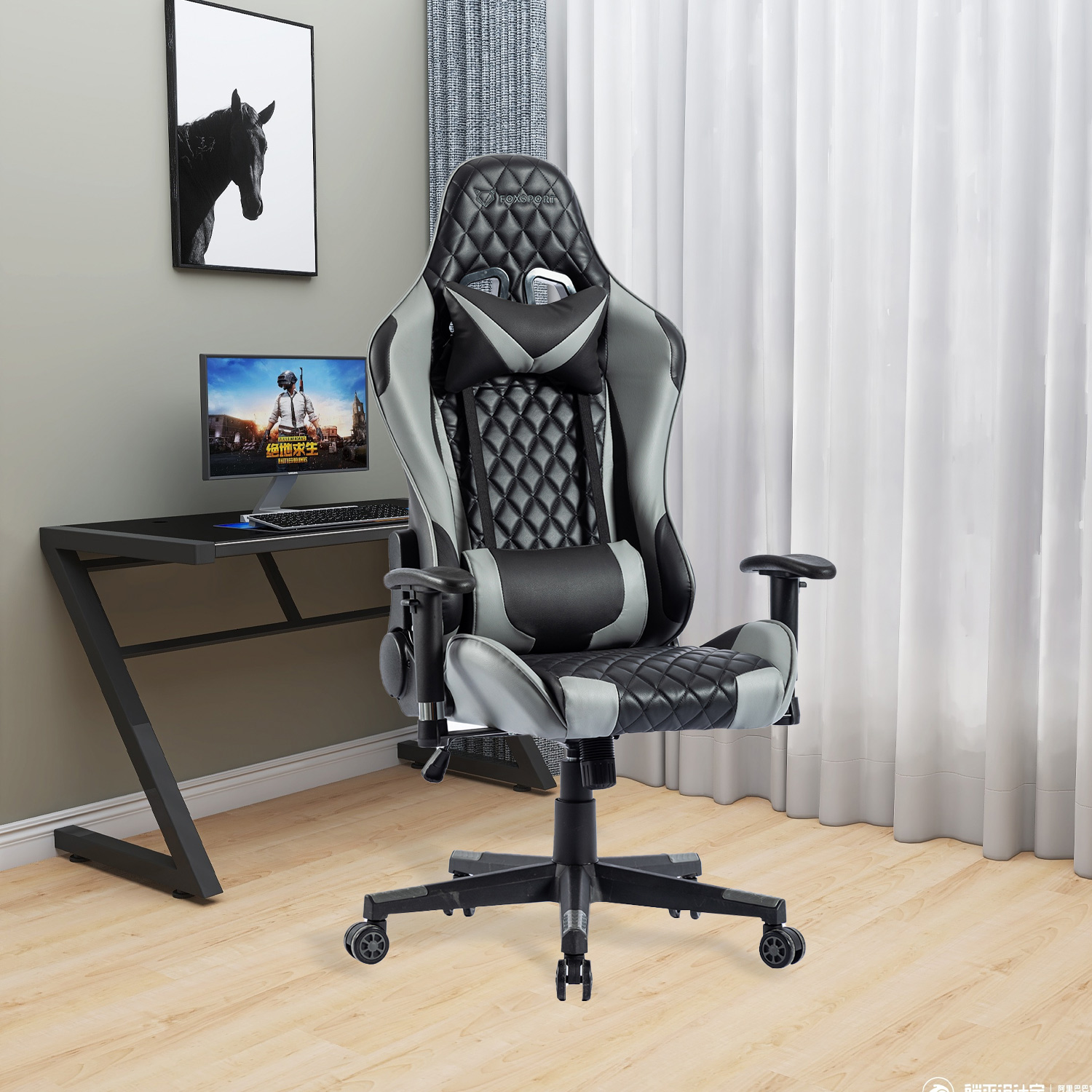 Ein Gaming-Stuhl, ein Computer und ein Pferdegemälde stehen vor einer Wand mit Vorhängen.