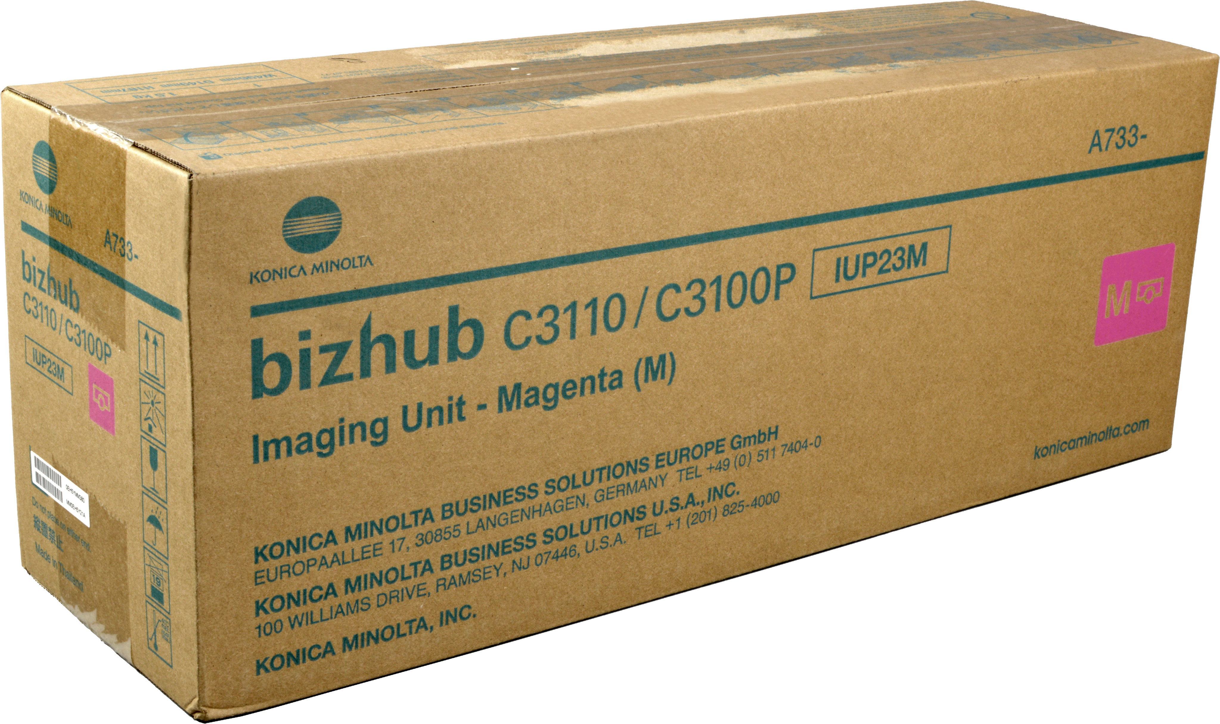 Una scatola di cartone marrone con testo magenta e il marchio 'bizhub'. Si trova su una superficie bianca.