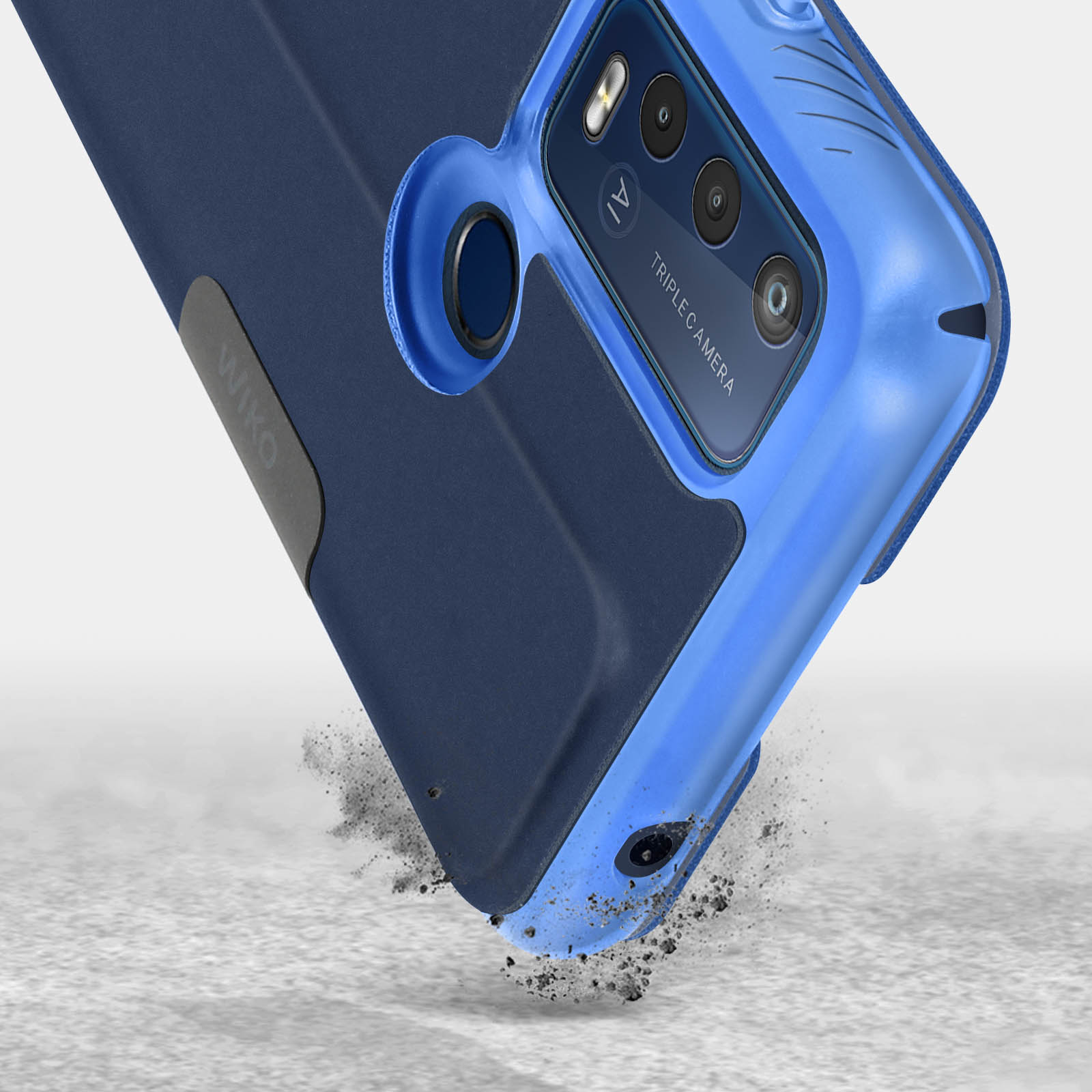 Una custodia per telefono blu e navy è angolata. Una tripla fotocamera è visibile sul retro.