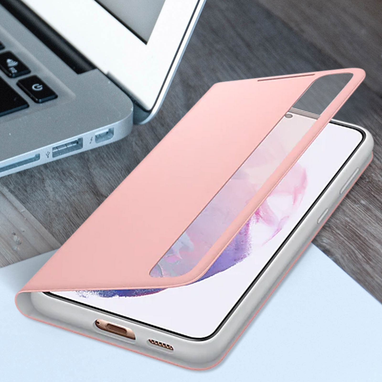 Rosa Handyhülle mit eingelegtem Telefon. Das Telefon ist abgewinkelt, auf weißem Hintergrund.