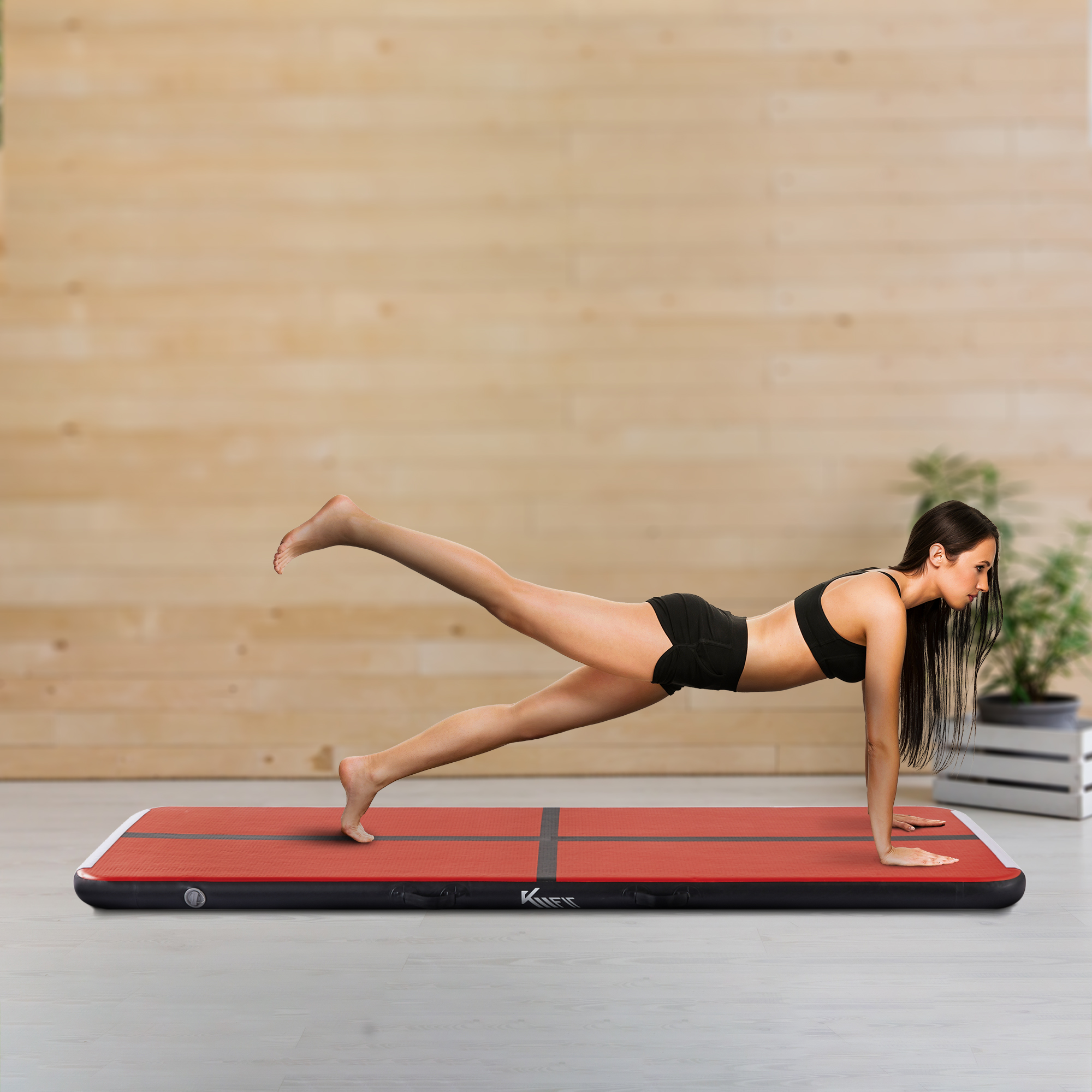 Frau auf roter Matte in Plank-Pose mit ausgestrecktem Bein. Hintergrund ist eine Holzwand.