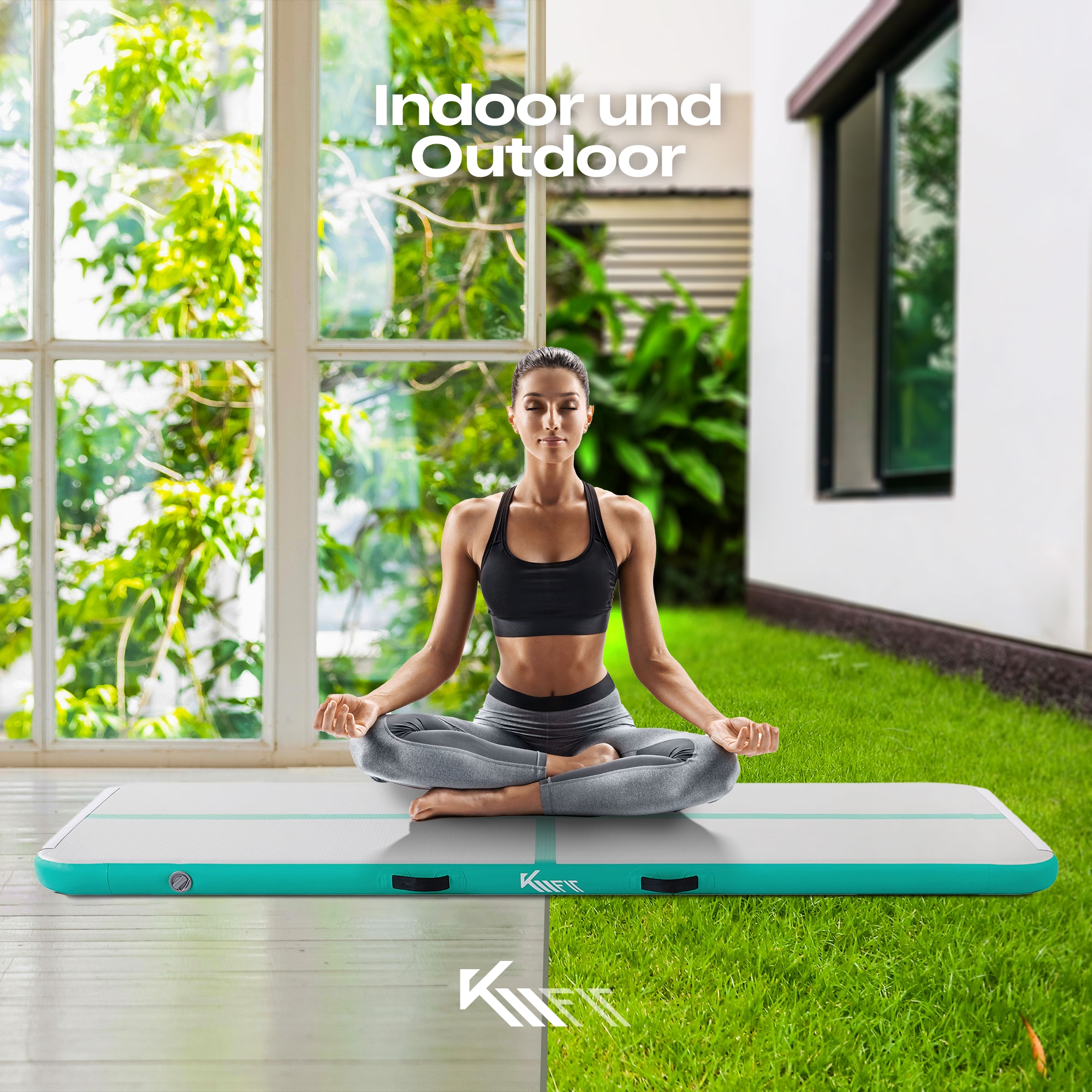 Eine Frau macht Yoga auf einer grün-grauen Matte in einem Haus mit großem Fenster und grasbewachsenem Garten.