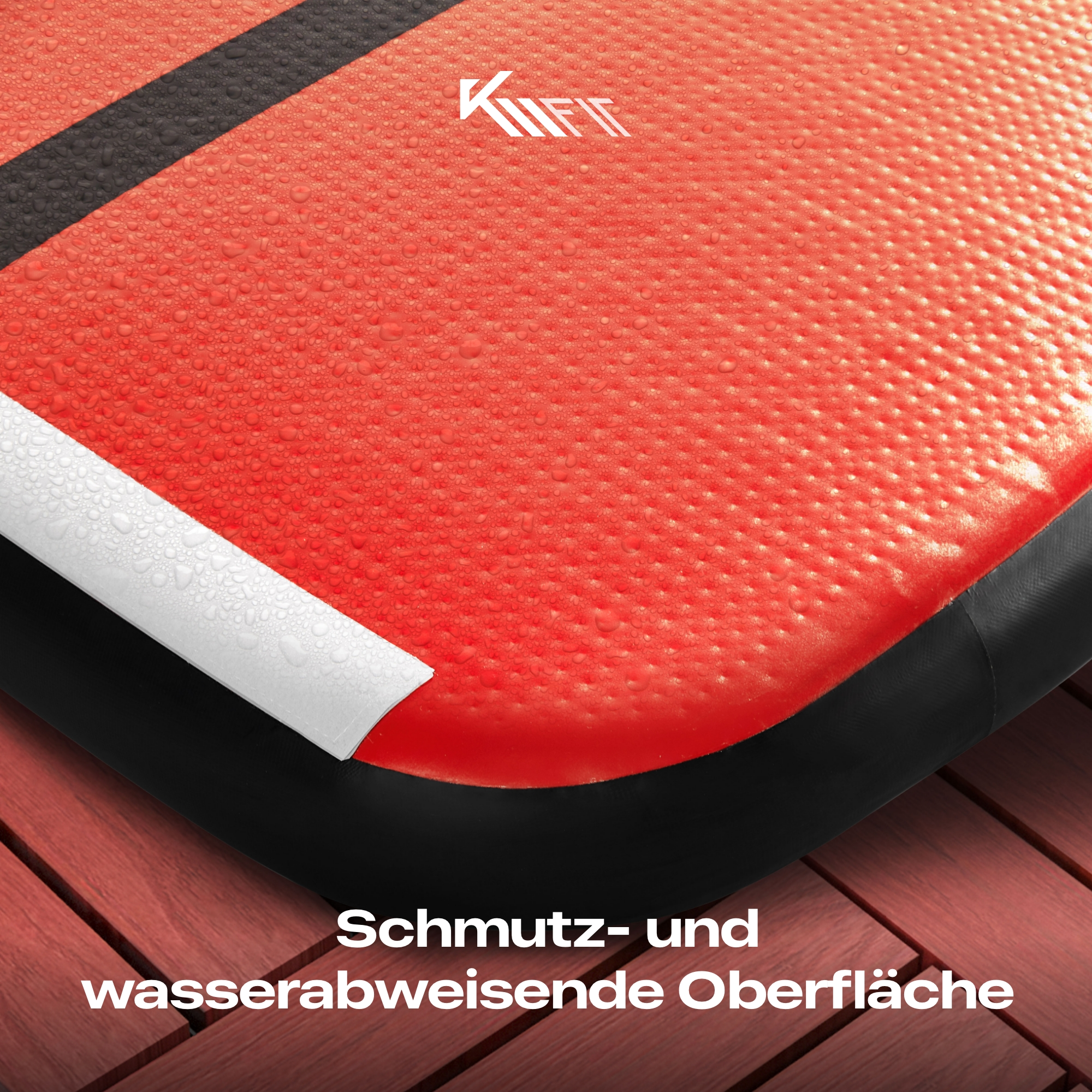 Eine rot-schwarze rechteckige Matte mit weißem Rand, die auf Holzlatten liegt.