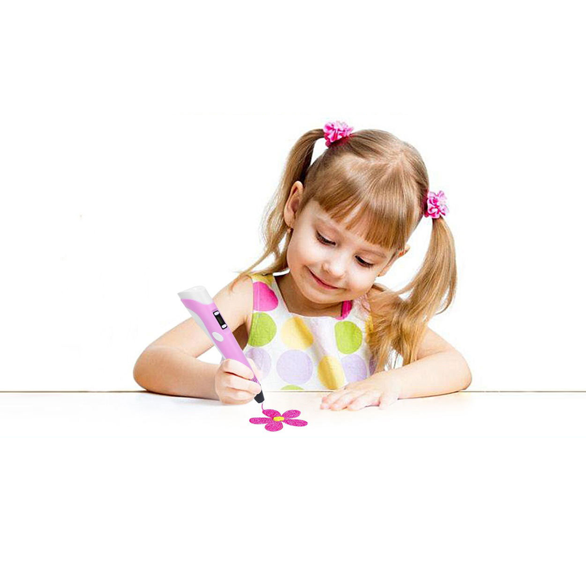 Niña dibujando una flor con un bolígrafo 3D rosa sobre una superficie blanca.