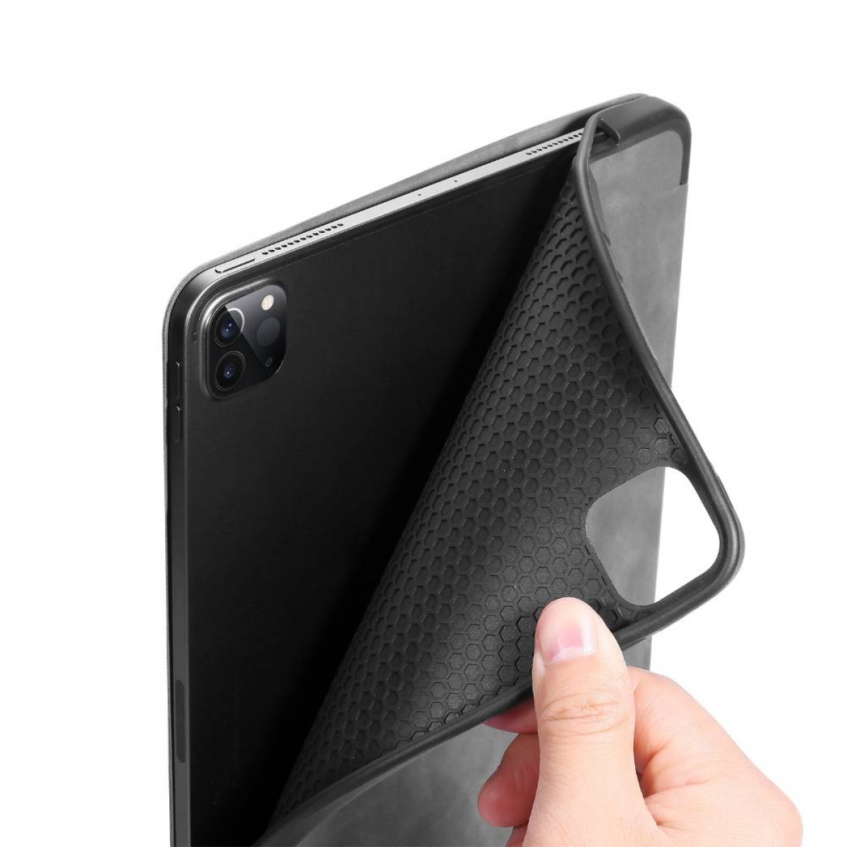Eine schwarze Tablethülle auf einem schwarzen Tablet, eine Hand hält die Hülle offen.