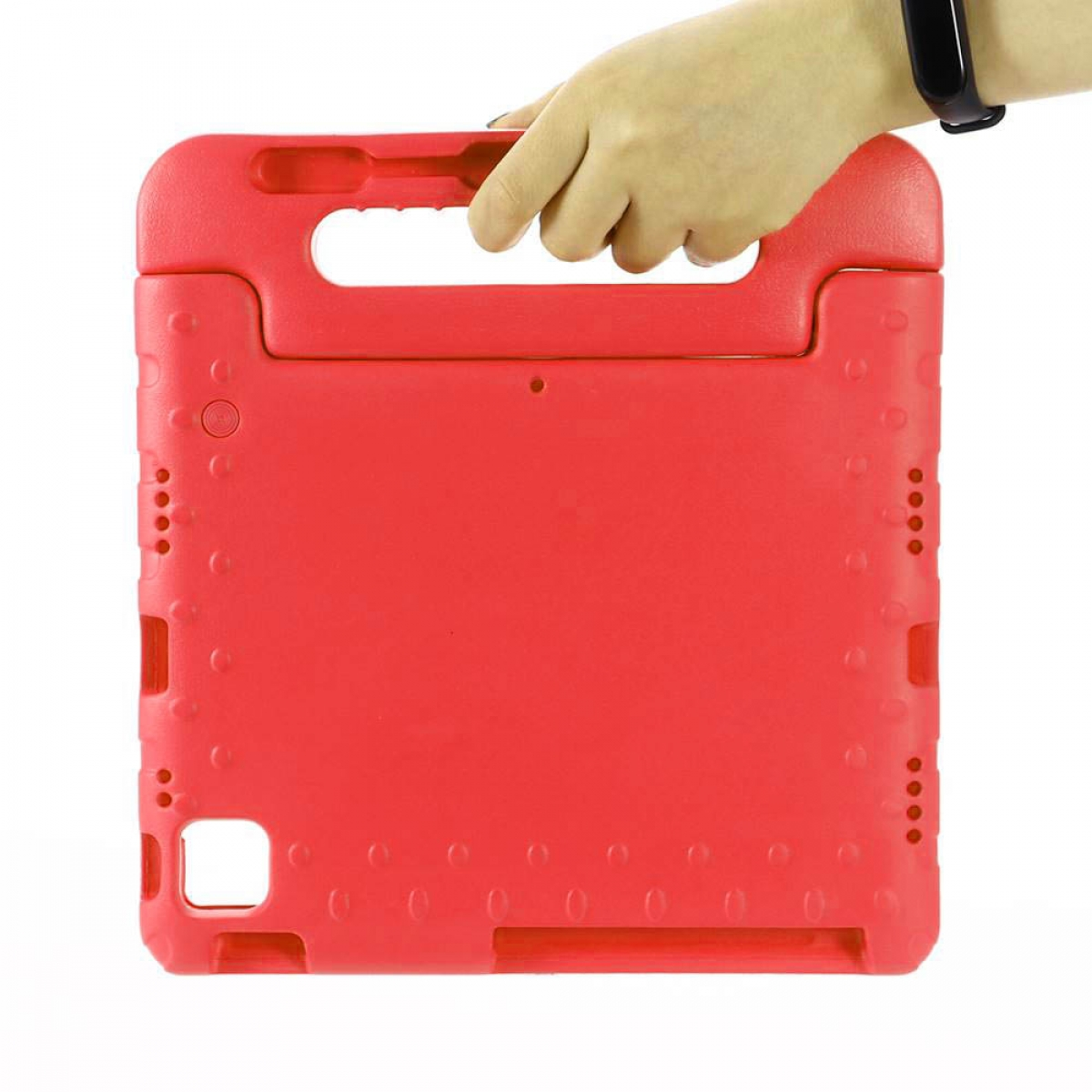 Rote Tablethülle, die von einer Hand gehalten wird, weißer Hintergrund.