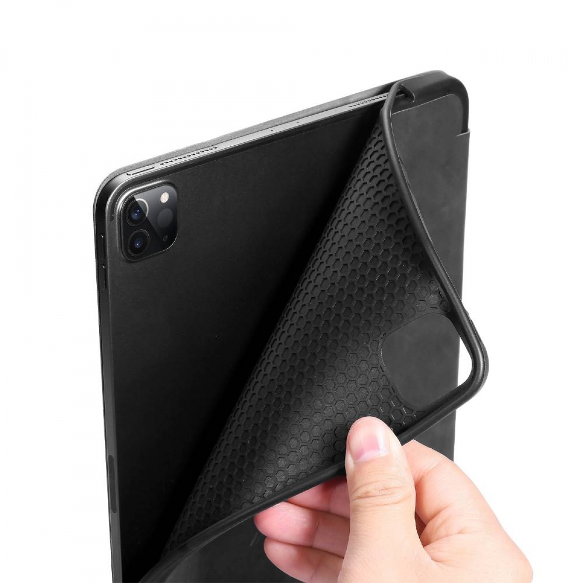 Tablet in schwarzem Case. Eine Hand hebt das Case an, um das Wabeninnere zu zeigen.