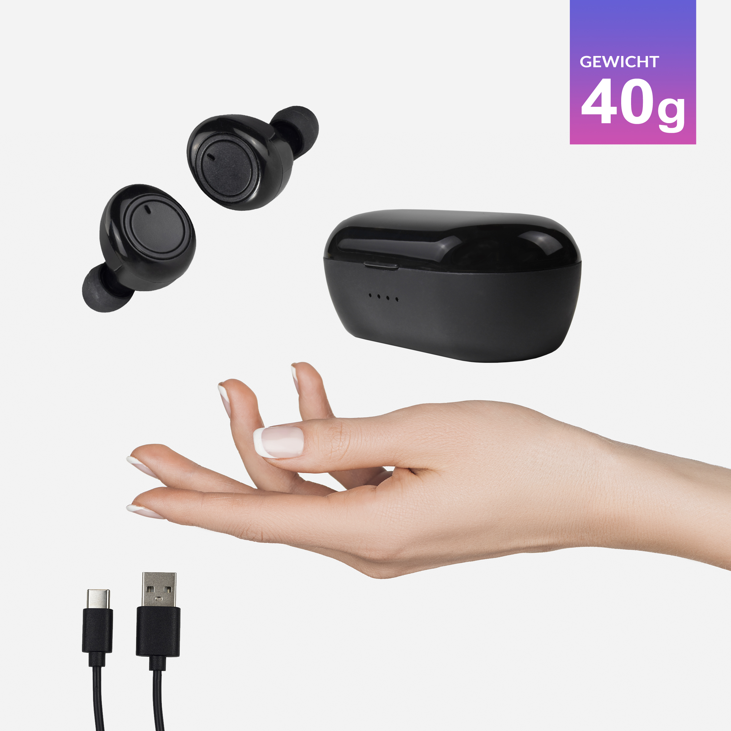 Schwarze kabellose Ohrhörer und Ladecase über offener Hand, USB-Kabel darunter.