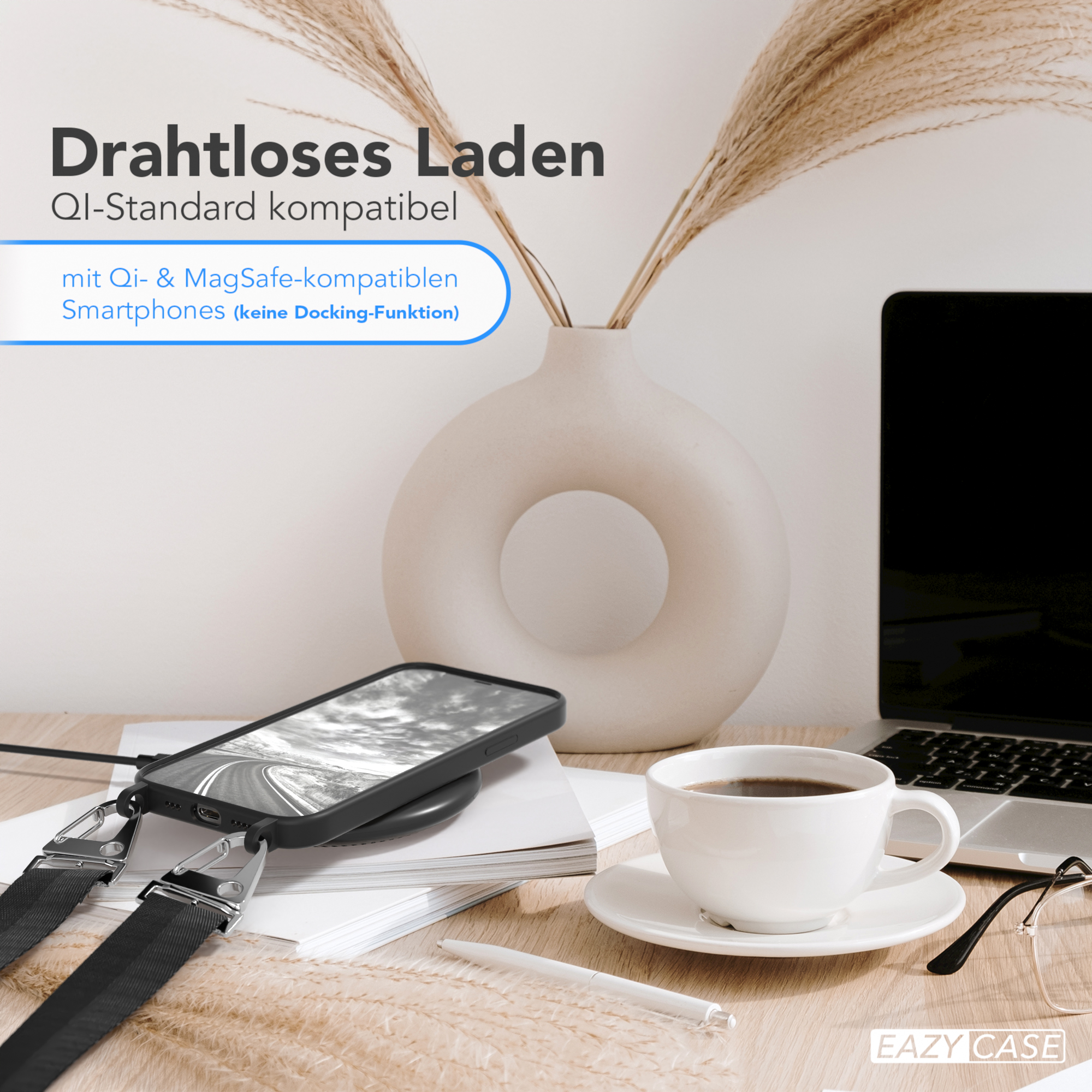 Ein Telefon auf einem Ladepad, eine Kaffeetasse und ein Laptop stehen auf einem Holzschreibtisch.