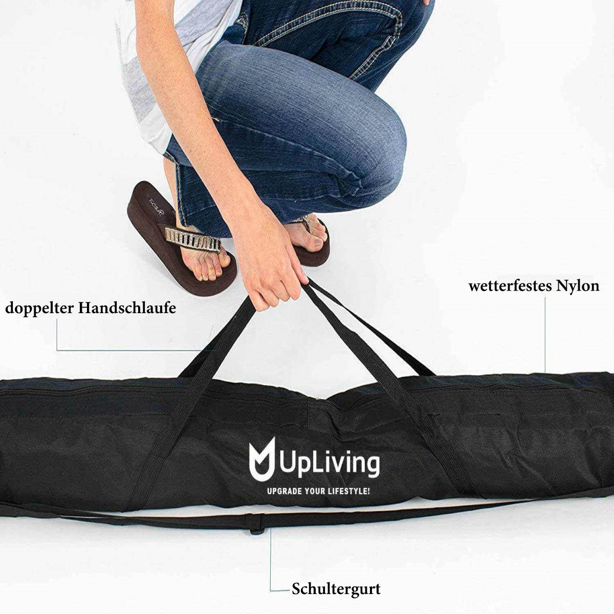 Eine Person hält eine schwarze Tasche. Auf der Tasche sind UpLiving und Schultergurt aufgedruckt.
