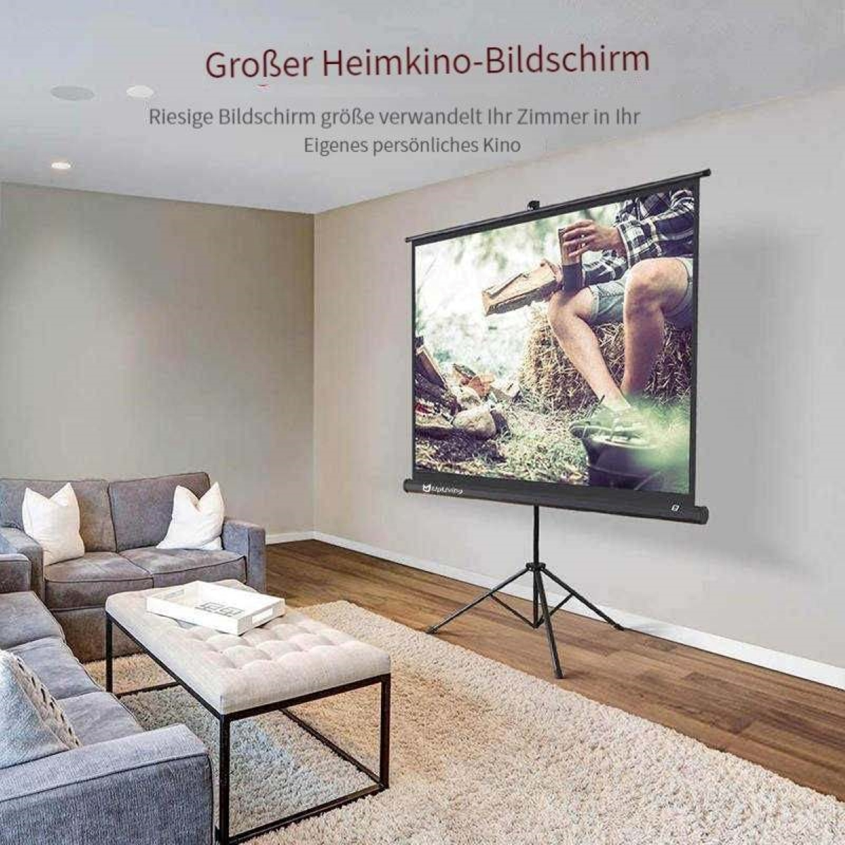 Eine Projektorleinwand ist in einem Wohnzimmer aufgebaut. Sie zeigt einen Mann, der Holz hält.