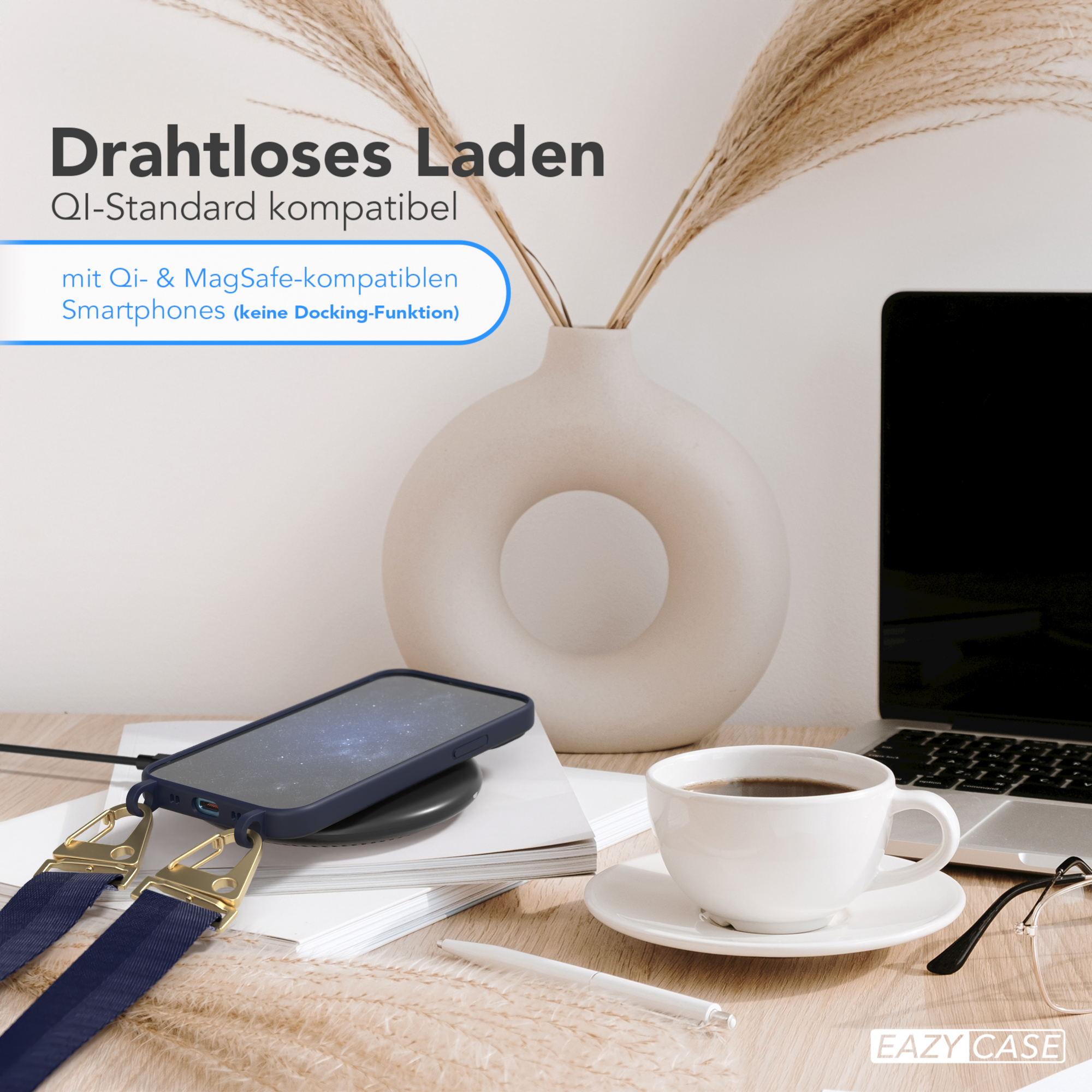 Ein Telefon mit Lanyard wird drahtlos auf einem Pad aufgeladen, mit einer Kaffeetasse und einer Vase.