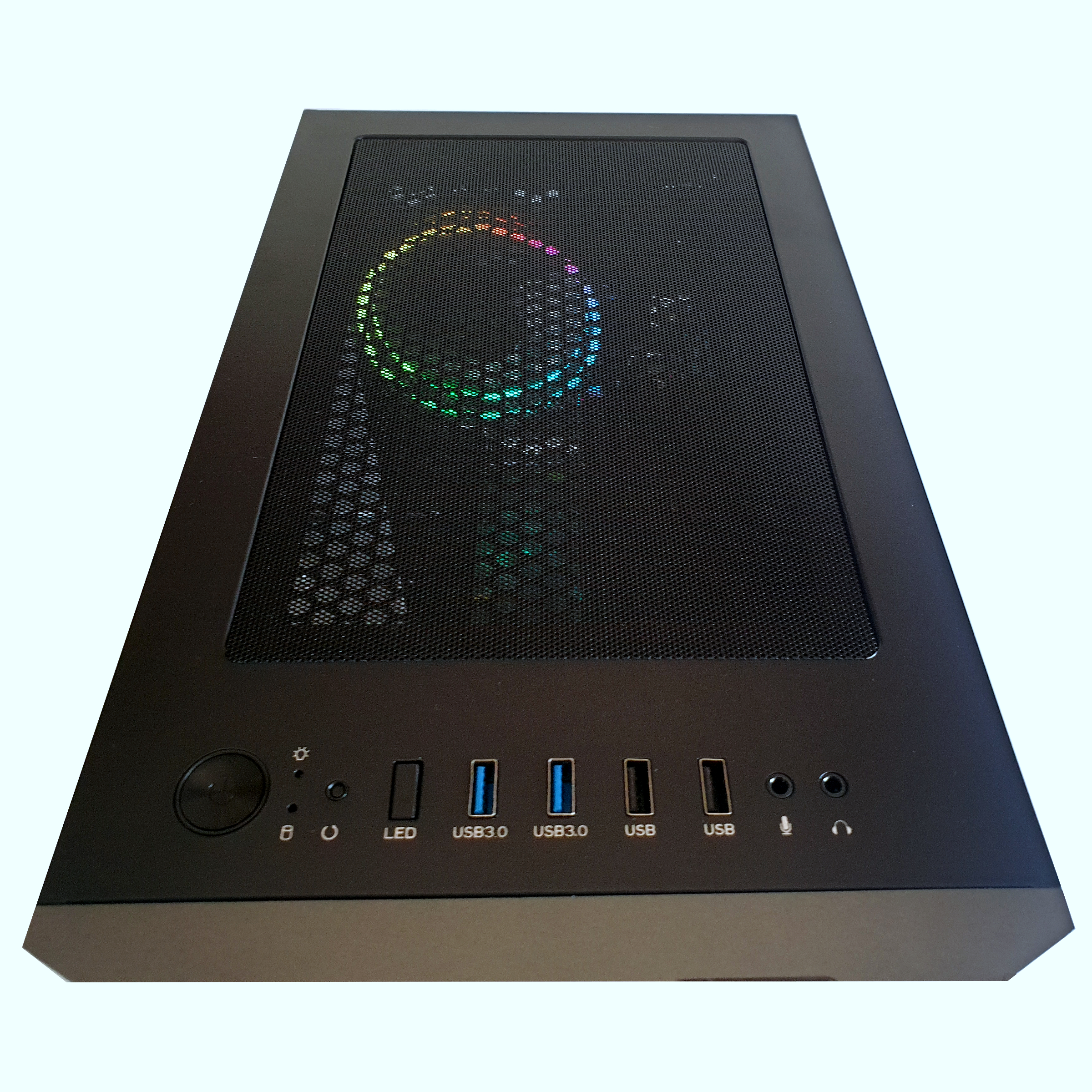 Caja de computadora negra con luces RGB y puertos USB.