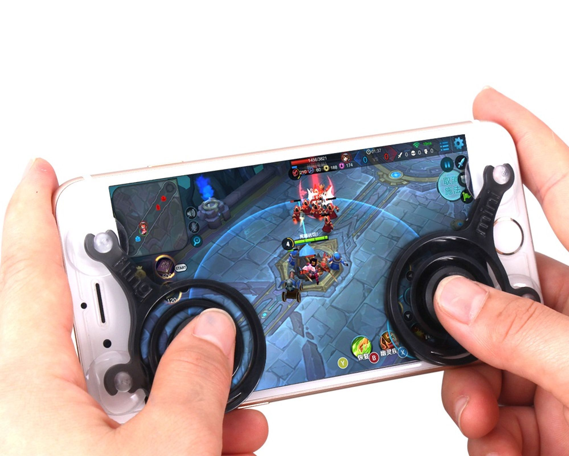 Hände halten Telefon mit Gamepad-Steuerung. Spiel zeigt eine Kampfszene. Weißer Hintergrund.