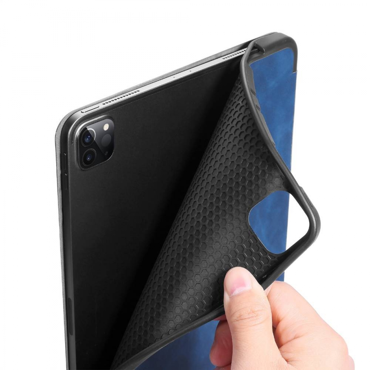 Eine Hand zieht eine schwarze Hülle von einem schwarzen Tablet ab. Eine blaue Hülle wird freigelegt.