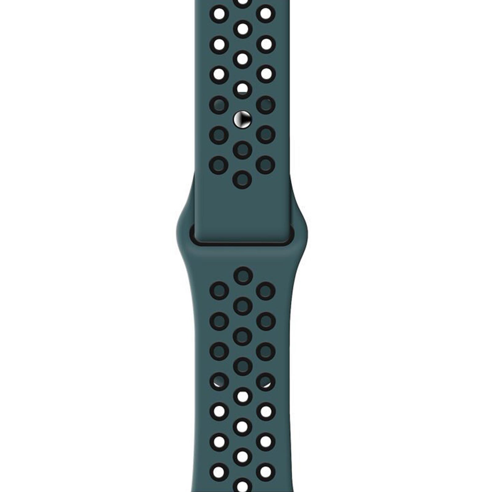 Primer plano de una correa de reloj verde azulado con dos filas de agujeros, conectadas en el centro.