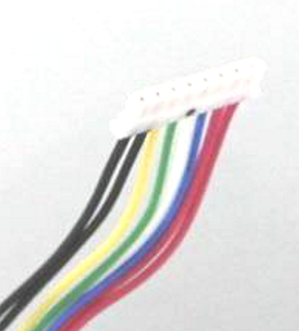 Mehrfarbige Drähte, die mit einem weißen Stecker verbunden sind. Der Hintergrund ist weiß.