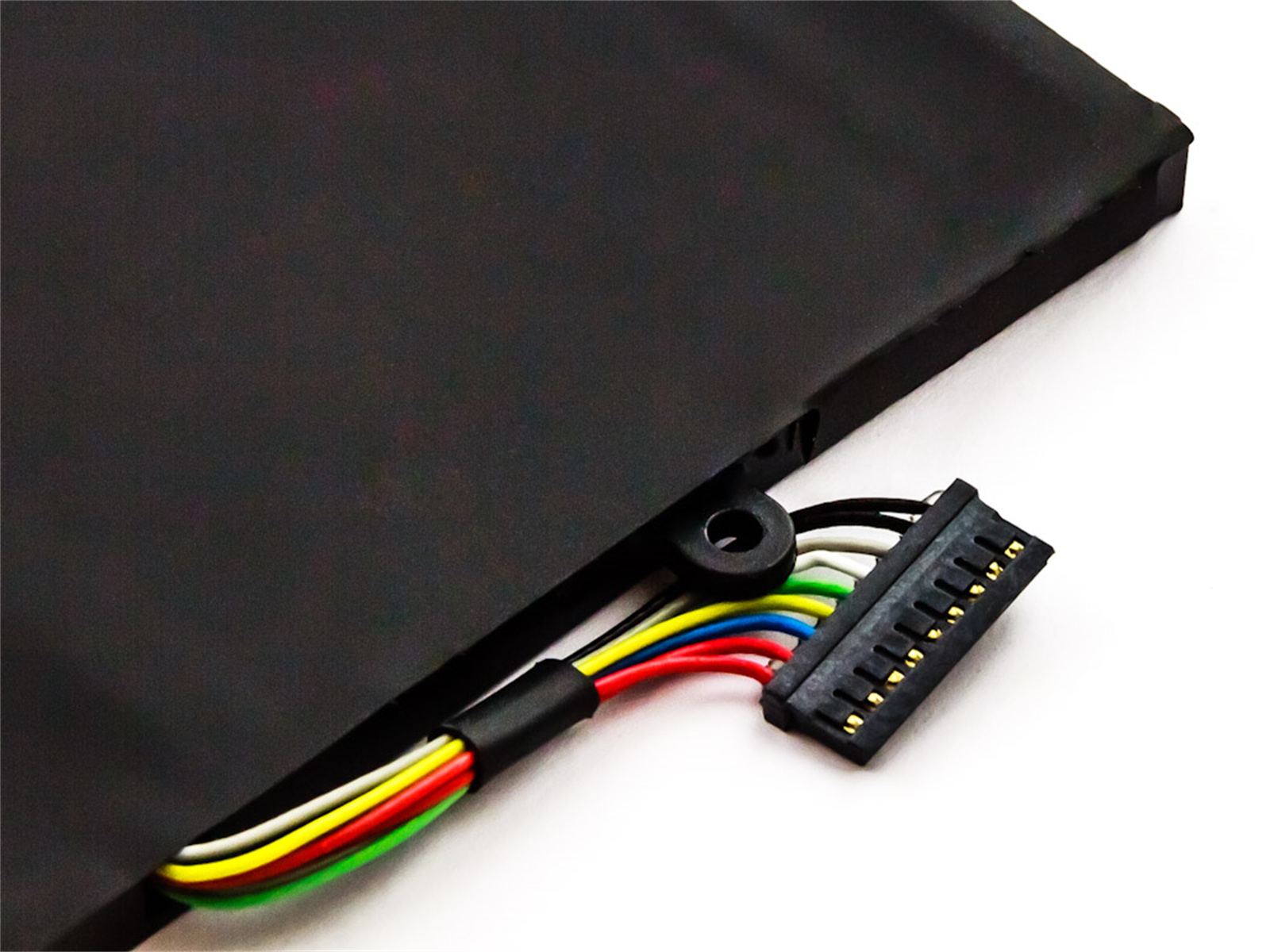 Nahaufnahme des Inneren eines schwarzen Laptop-Akkus mit Drähten und Anschluss.
