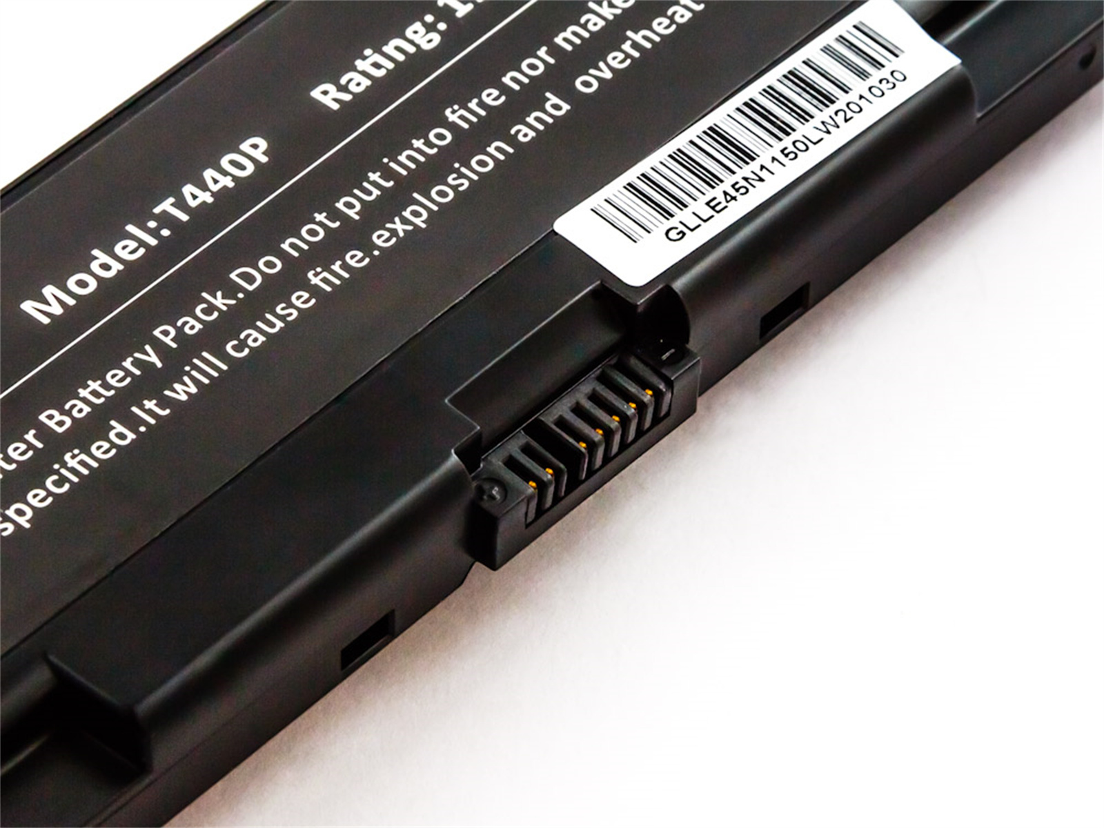 Laptop-Akku, schwarz, mit Warntext und einem Anschluss.