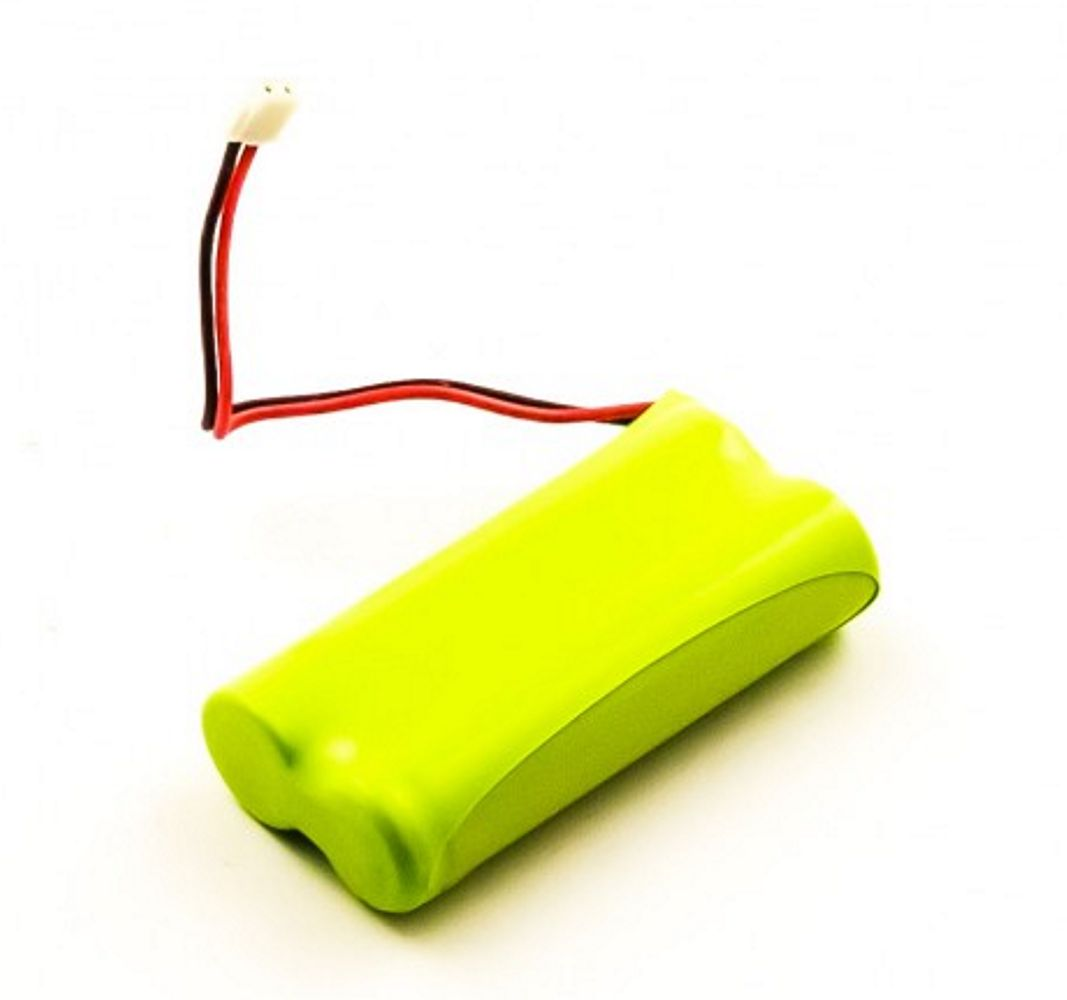 Eine kleine, grüne Batterie mit roten und schwarzen Drähten. Weißer Hintergrund.