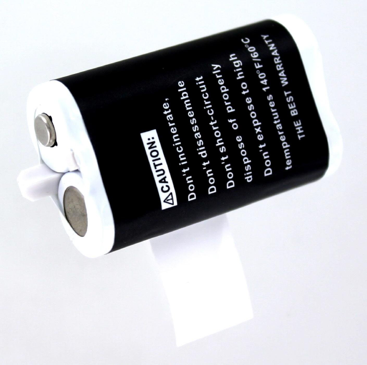 Zwei zylindrische Batterien mit Warnhinweisen werden angezeigt.