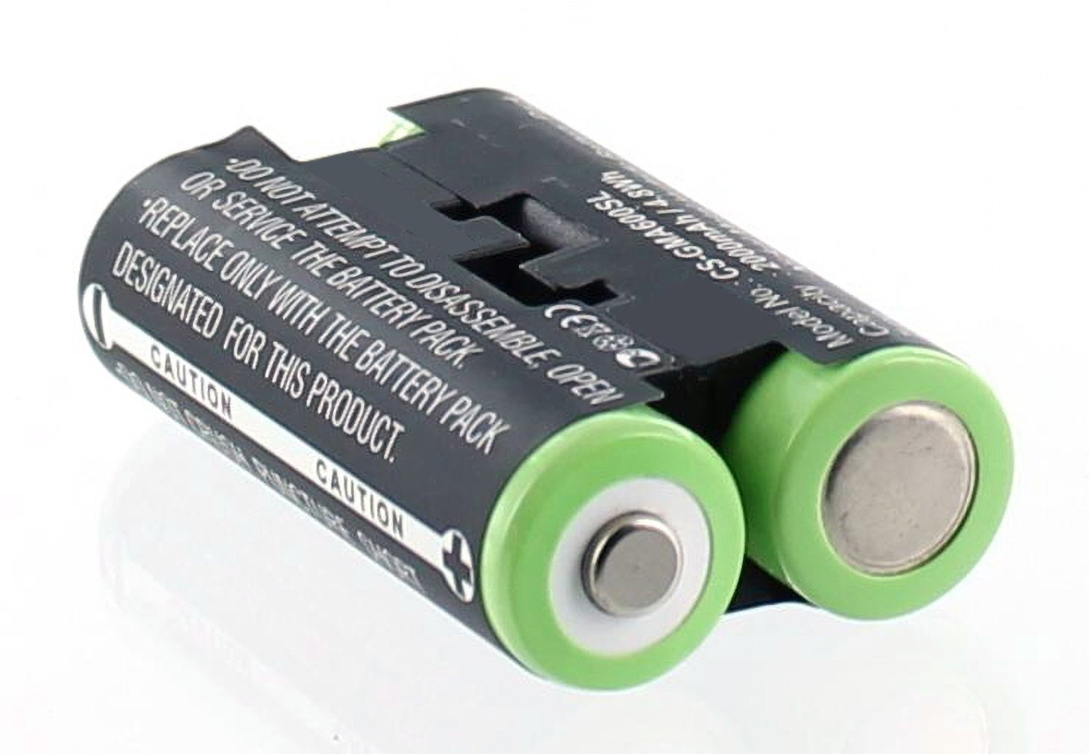 Zwei grüne Batterien in einem schwarzen Halter, weißer Hintergrund. Text auf den Batterien.