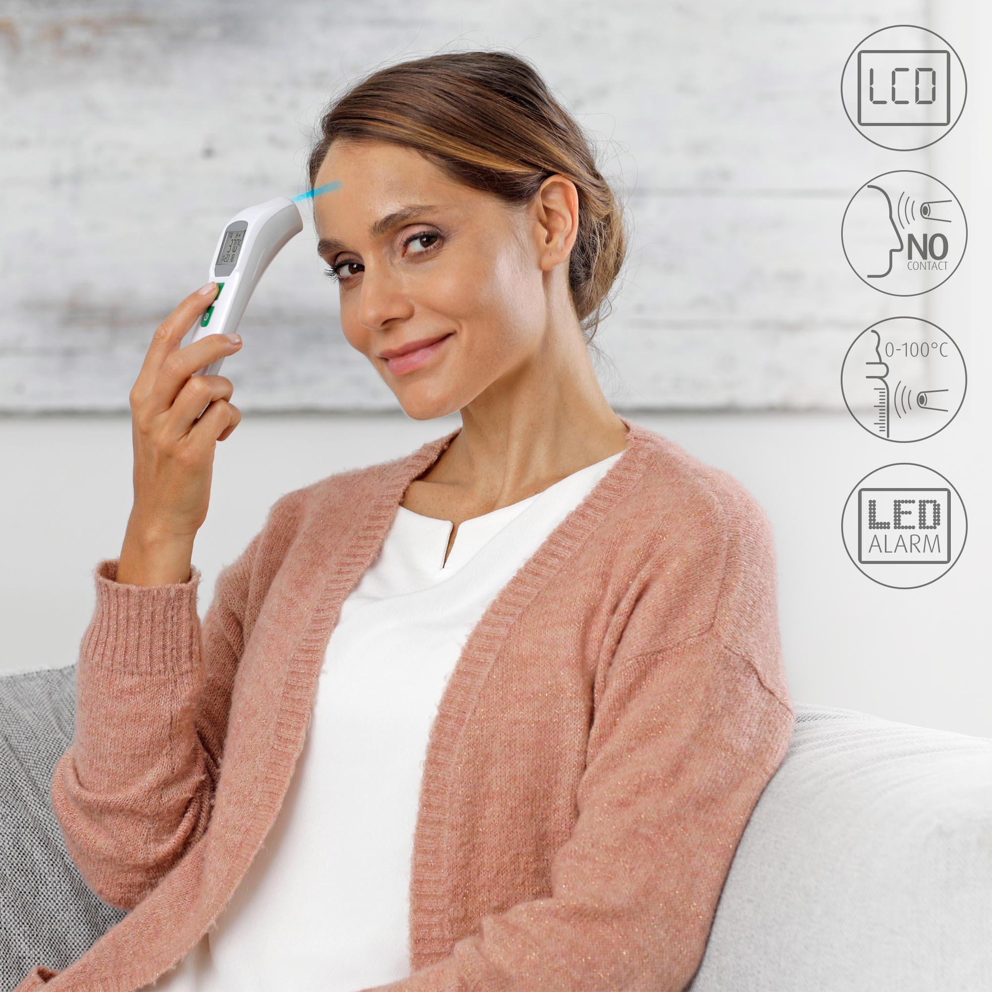 Vrouw meet voorhoofdtemperatuur met digitale thermometer. Iconen: LCD, geen contact, temperatuurbereik en LED-alarm.
