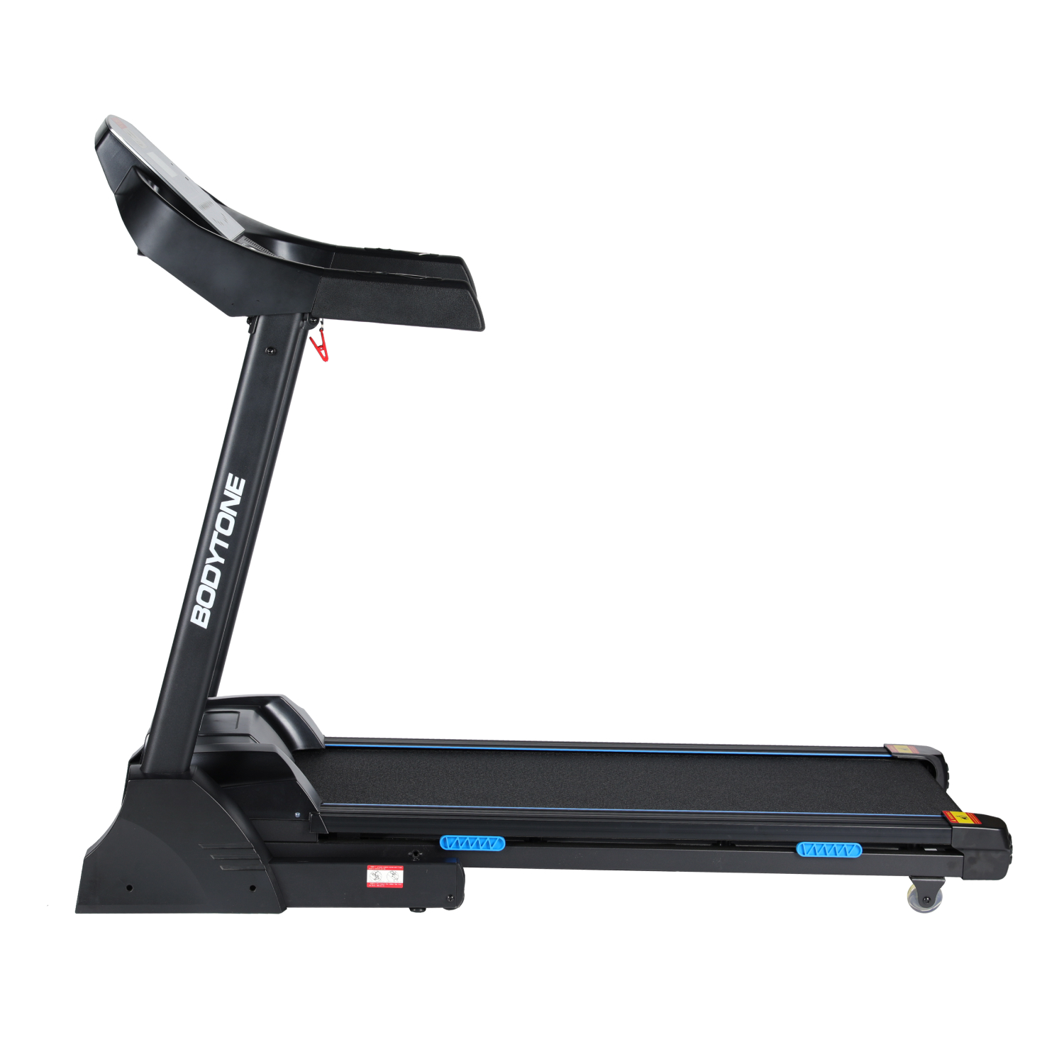 Tapis roulant nero con schermo. Ha un nastro da corsa nero e dettagli blu. Sfondo bianco.