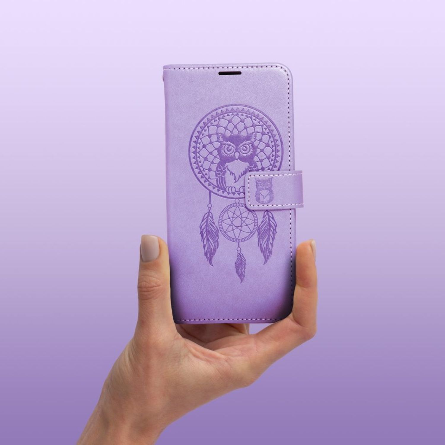 Lila Handyhülle, gehalten von einer Hand, mit Traumfänger-Design und Eule.