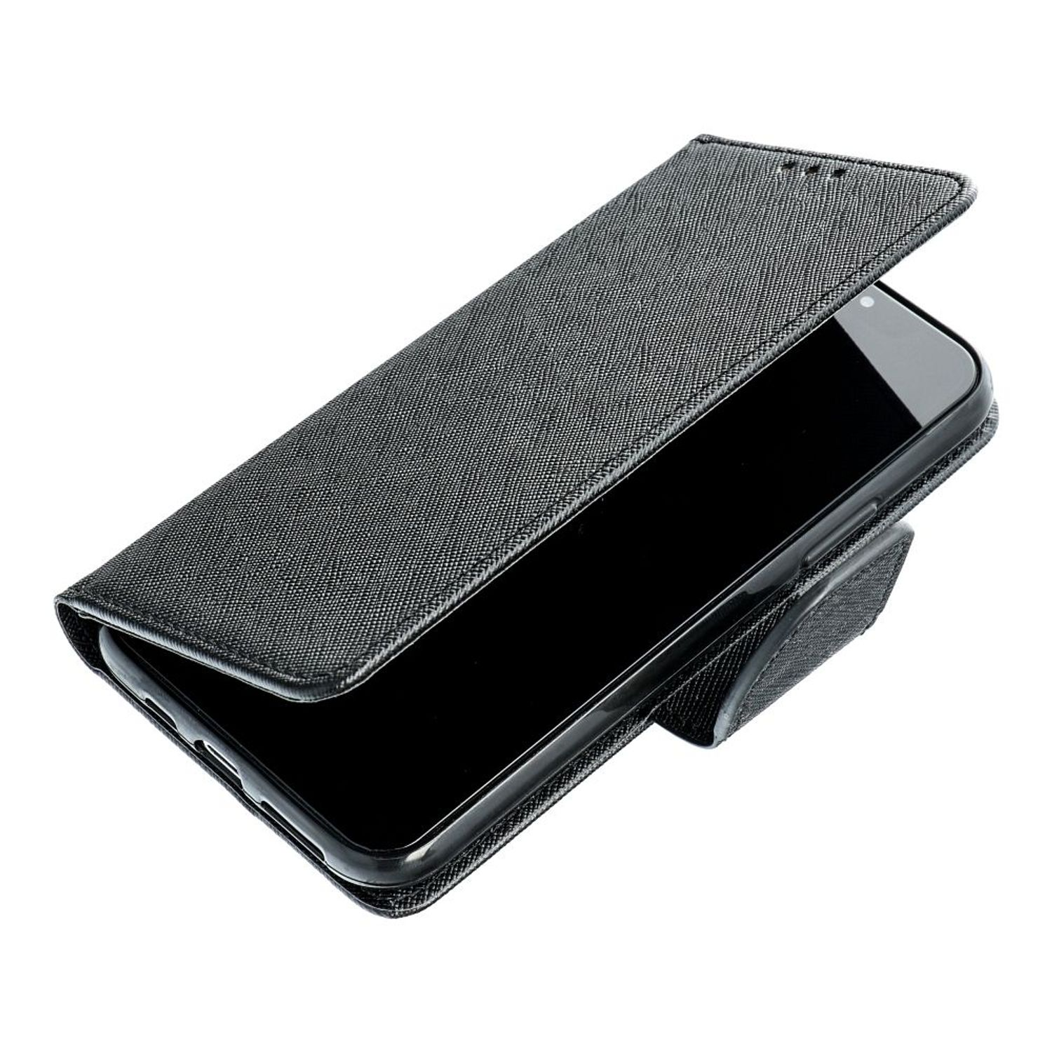 Schwarzes Telefon in schwarzer Hülle. Geöffnete Abdeckung, die den Bildschirm zeigt. Weißer Hintergrund.