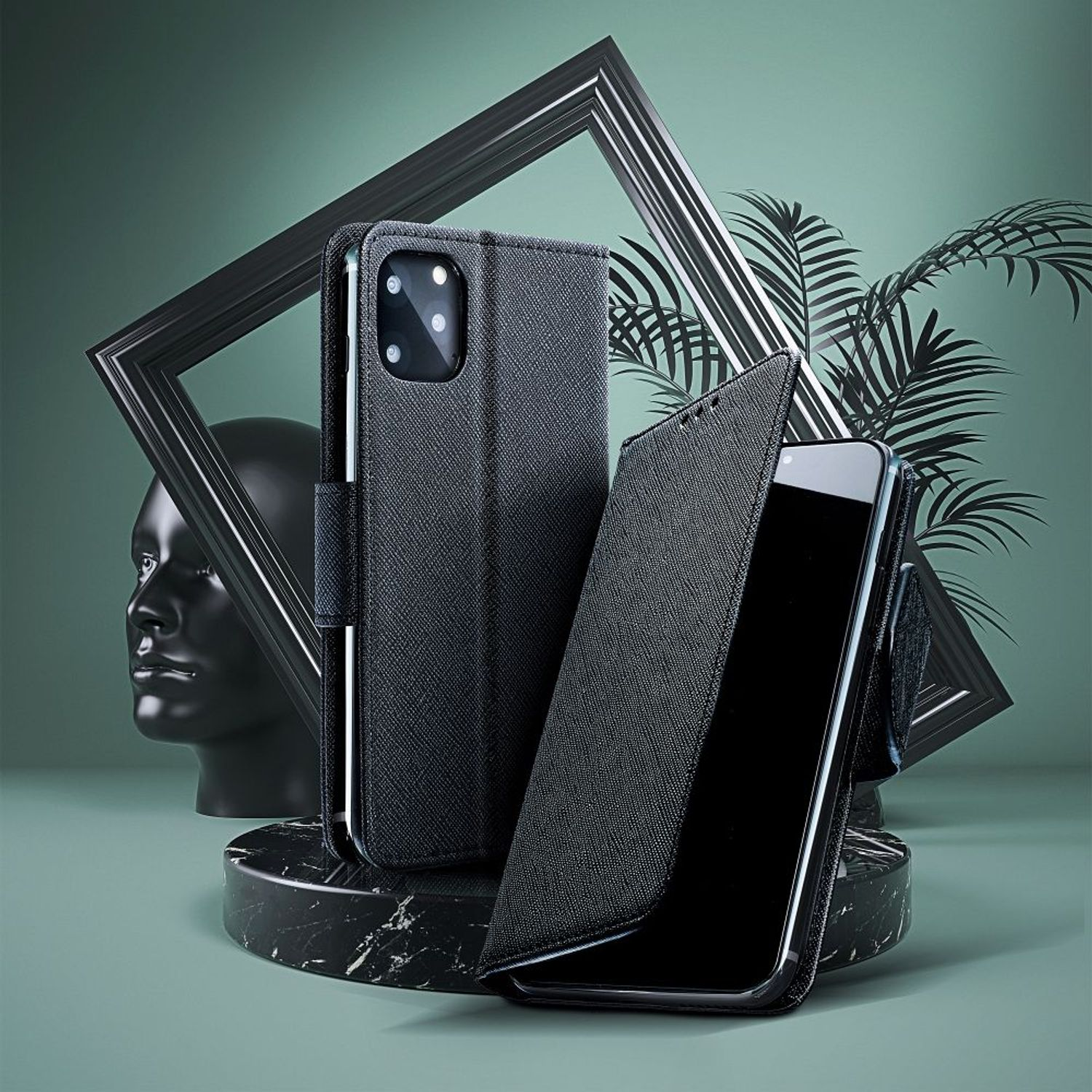 Eine Handyhülle mit einem Telefon darin und eine schwarze Skulptur im Hintergrund.