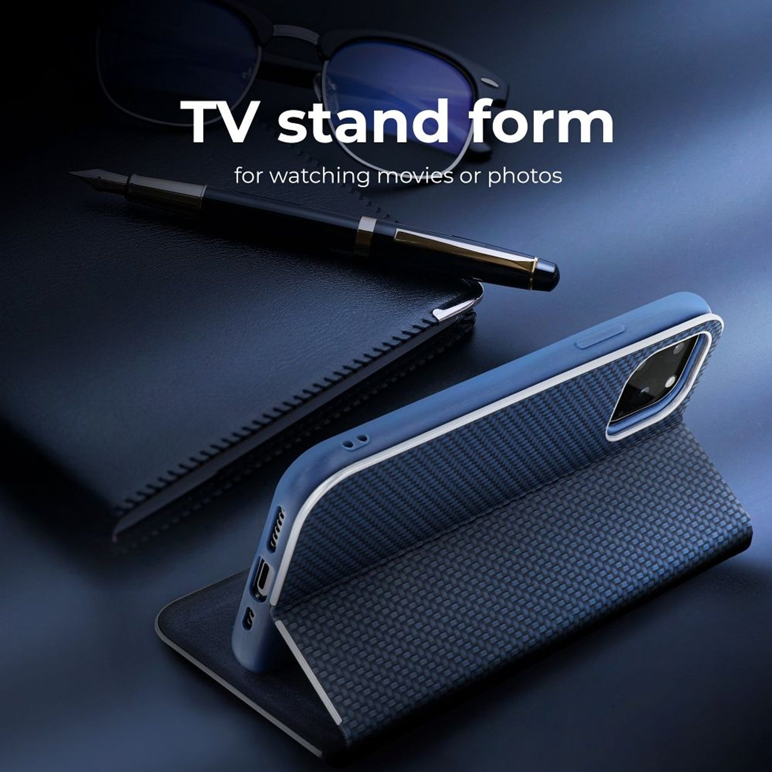 Eine Handyhülle ist auf einem Schreibtisch aufgestellt, mit Stift und Brille. Text: TV-Ständer zum Ansehen von Filmen.