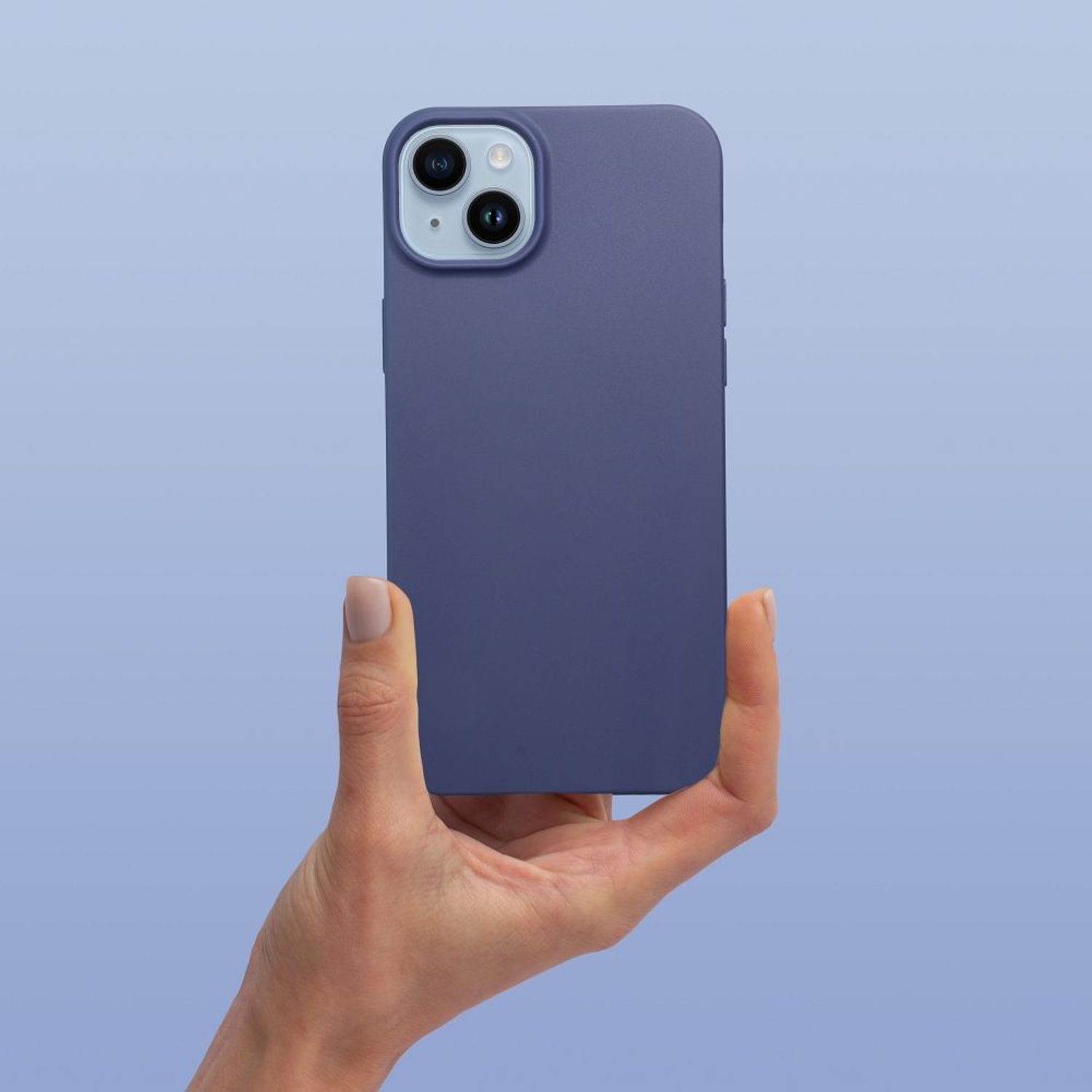 Eine Hand, die eine marineblaue Handyhülle hält. Die Hülle hat eine glatte Oberfläche und beherbergt das Telefon.