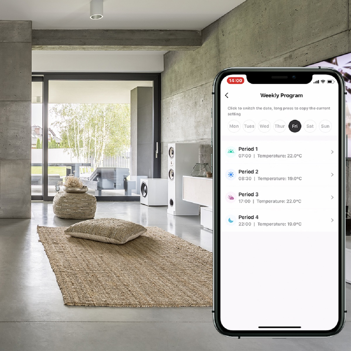 Persona usando su teléfono para controlar la configuración de casa inteligente.