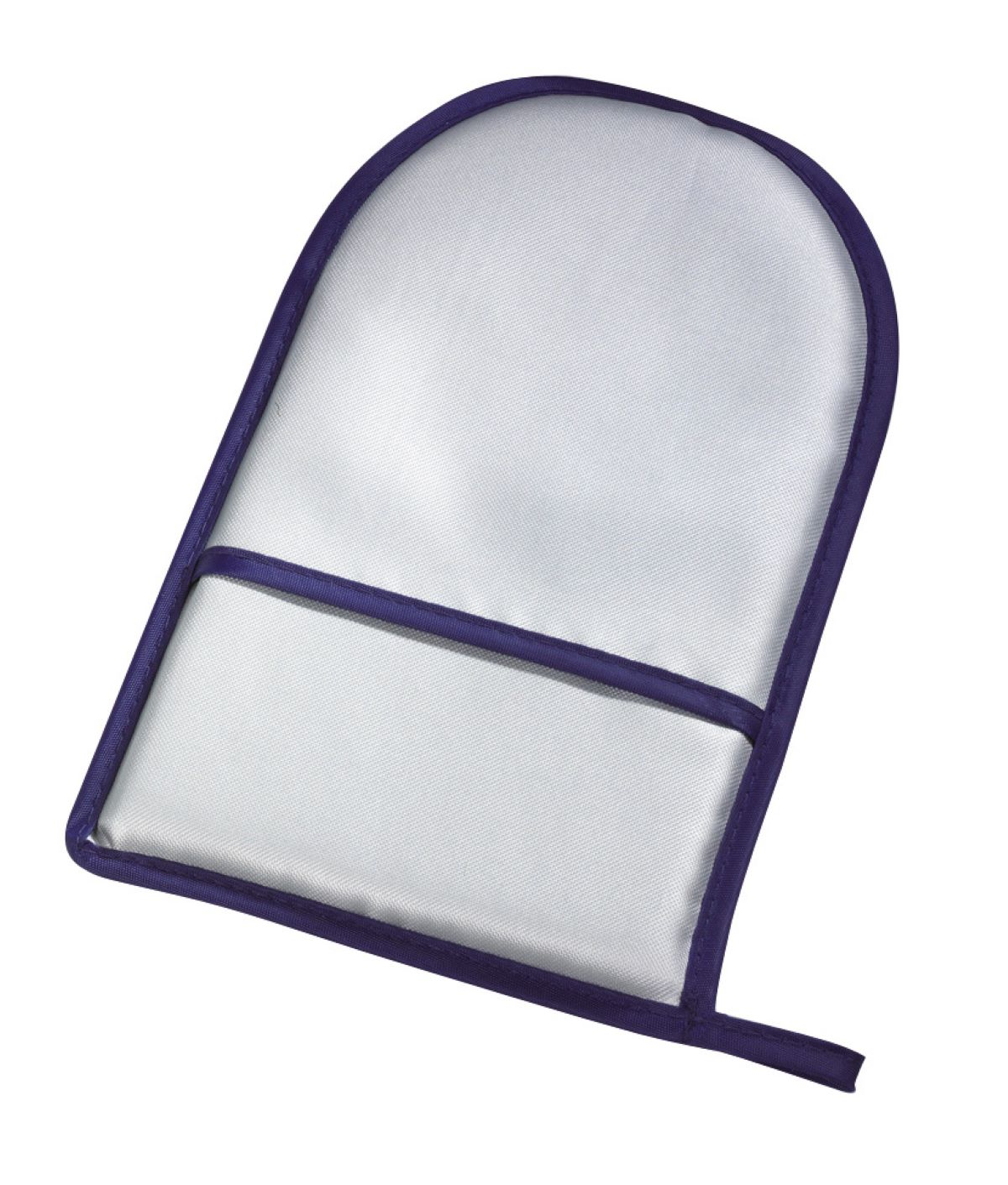 Ofenhandschuh, weißer Stoff, marineblauer Besatz, mit Schlaufe. Schräge Ansicht.