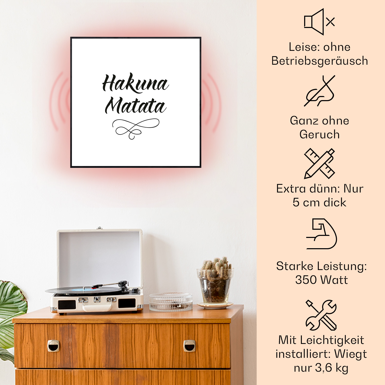 Ein gerahmtes Bild mit "Hakuna Matata" auf einem Holzschrank mit einem Plattenspieler.