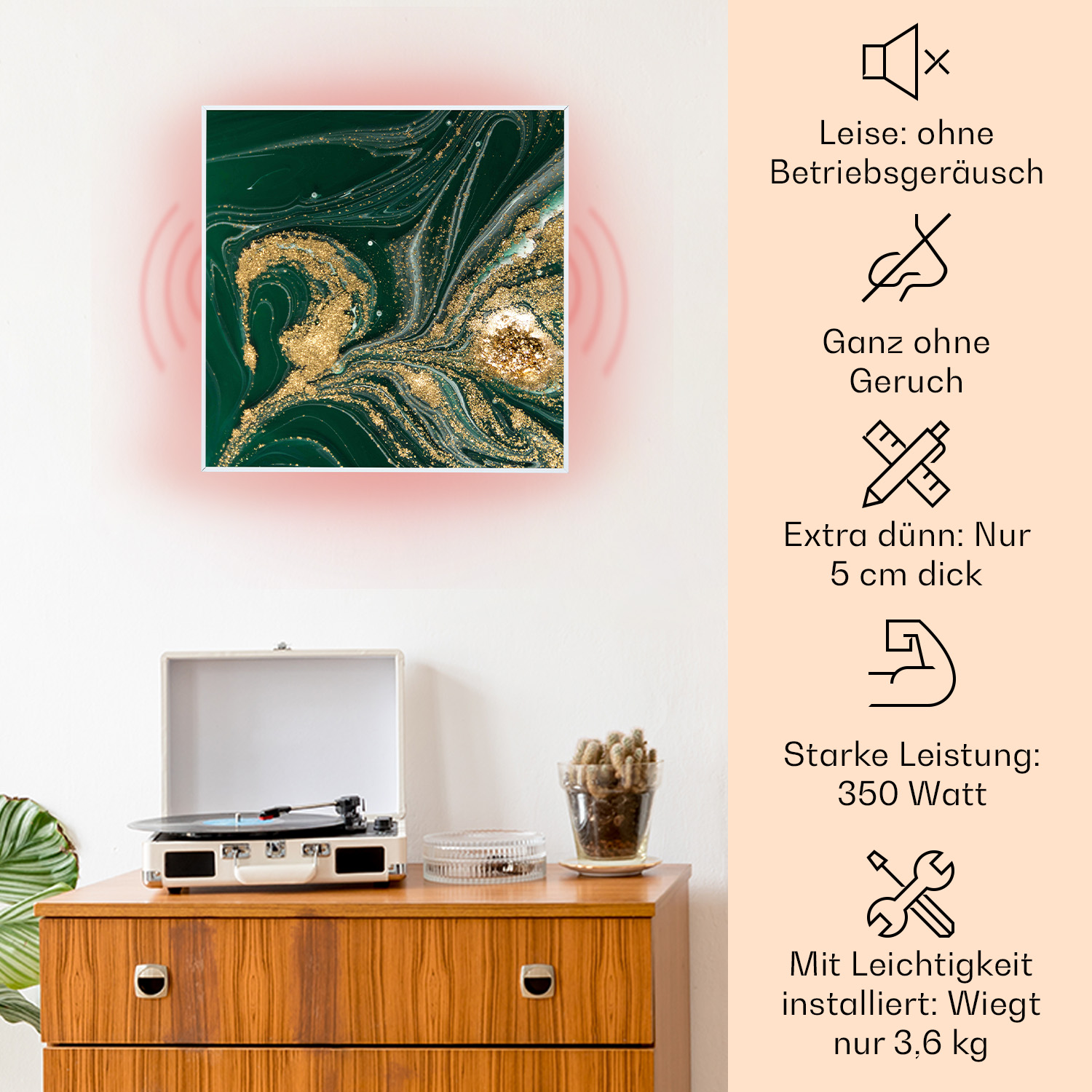 Ein Gemälde mit grünen und goldenen Wirbeln an einer weißen Wand mit Text und Symbolen.