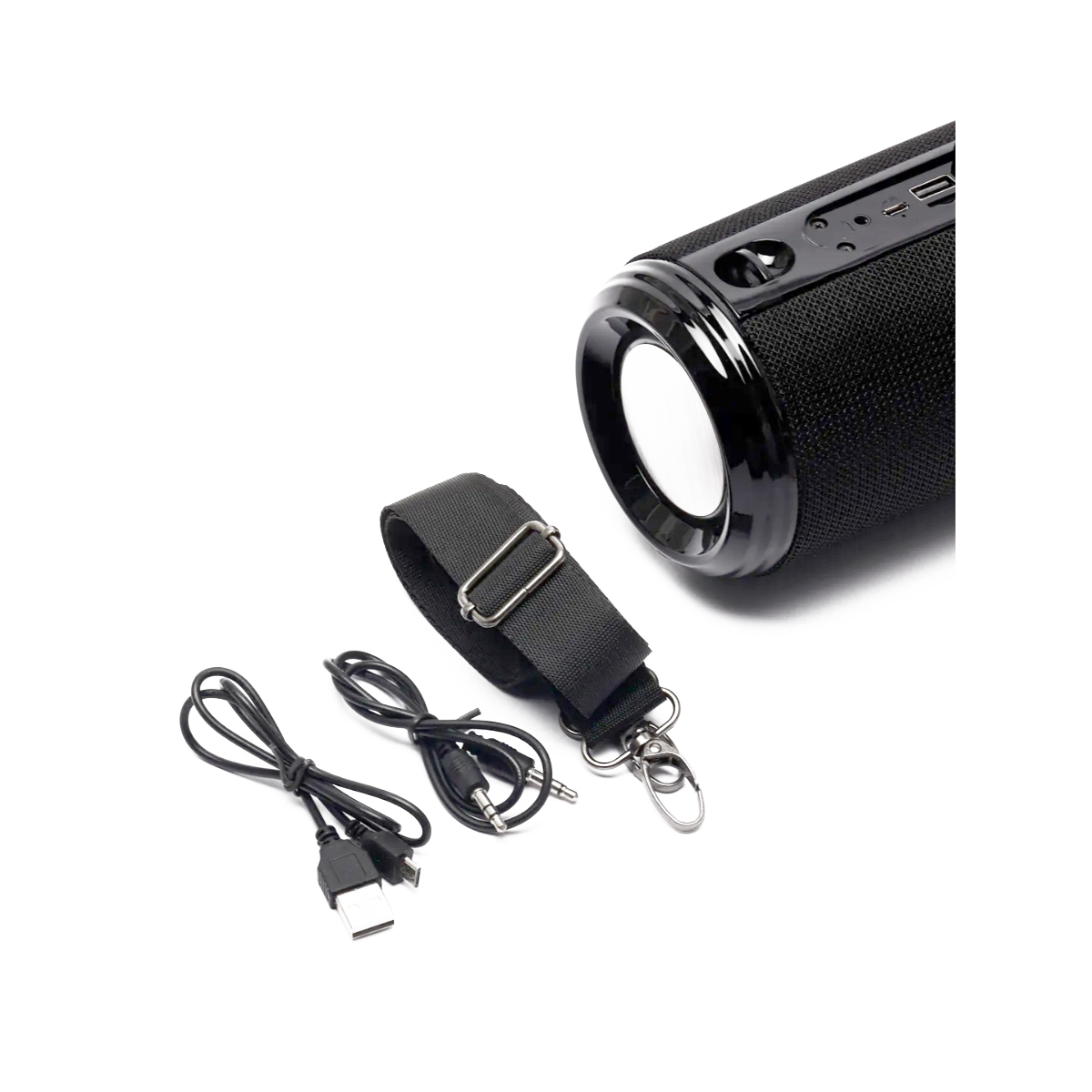 Altavoz negro con correa y cables. Cables USB y de audio. Fondo blanco.