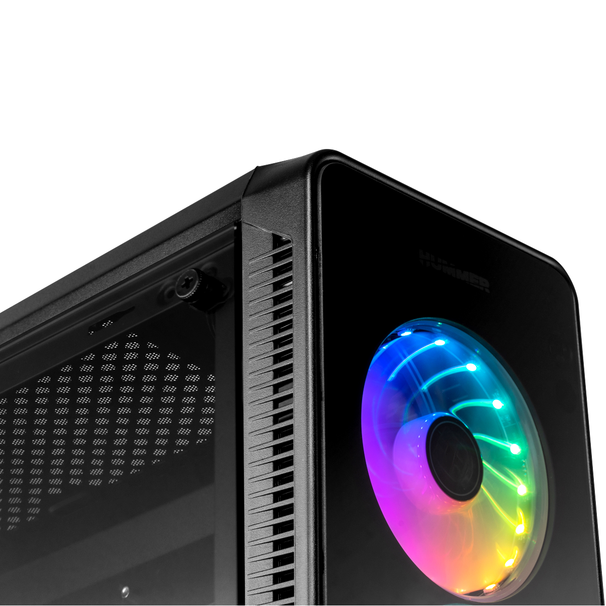 Primer plano de una esquina de caja de PC negra con un ventilador de luz colorida.