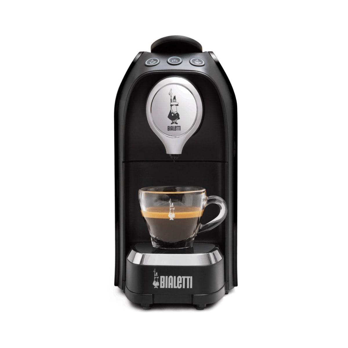 Cafetera Bialetti negra con una taza de café. Fondo blanco.