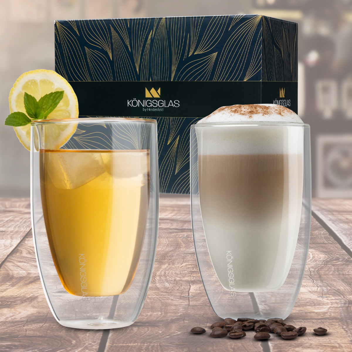 Zwei doppelwandige Gläser, eines mit Eistee, das andere mit Latte, auf einem Holztisch.