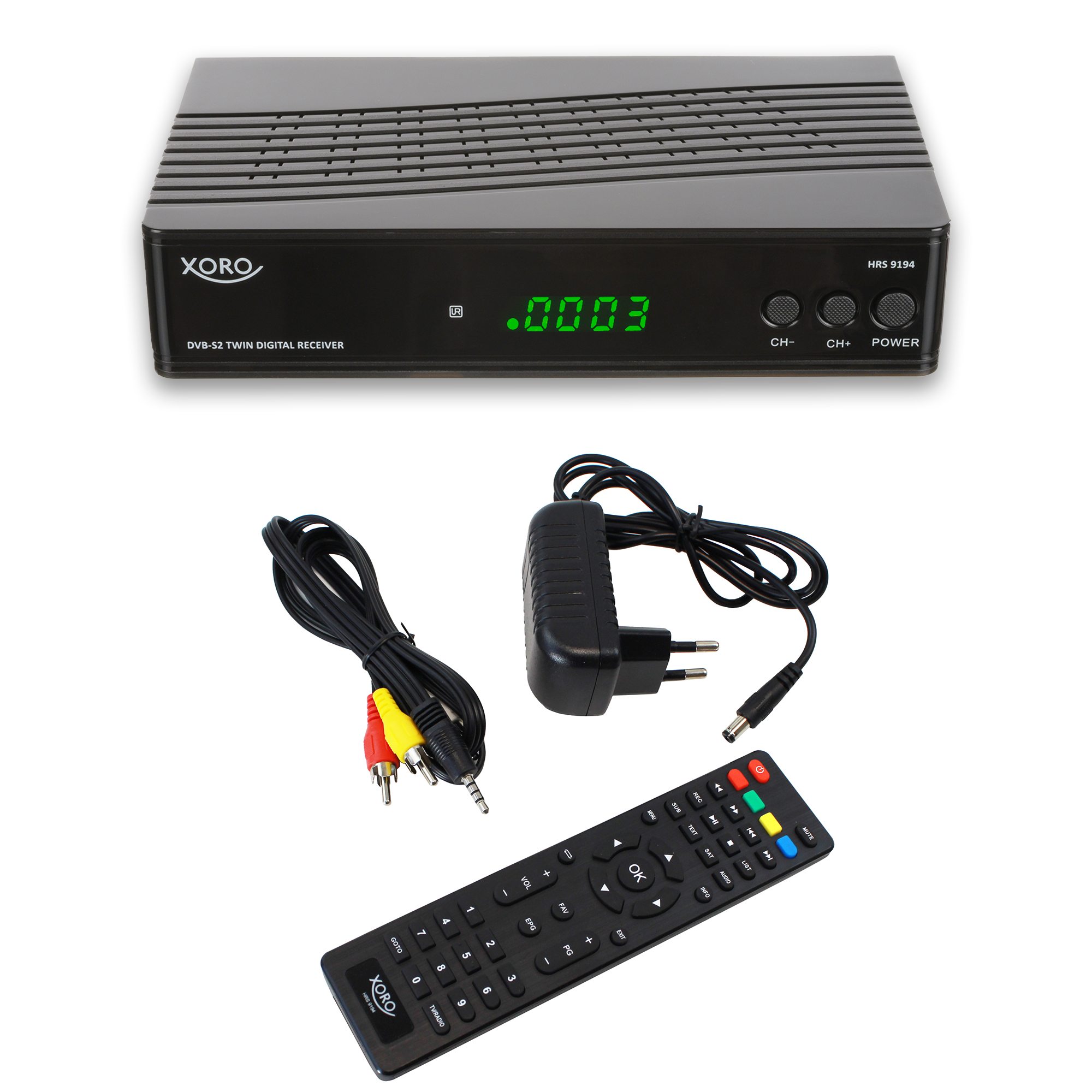 Ein schwarzer DVB-S2 Twin Digital Receiver mit Adapter, Kabeln und Fernbedienung auf weißem Grund.